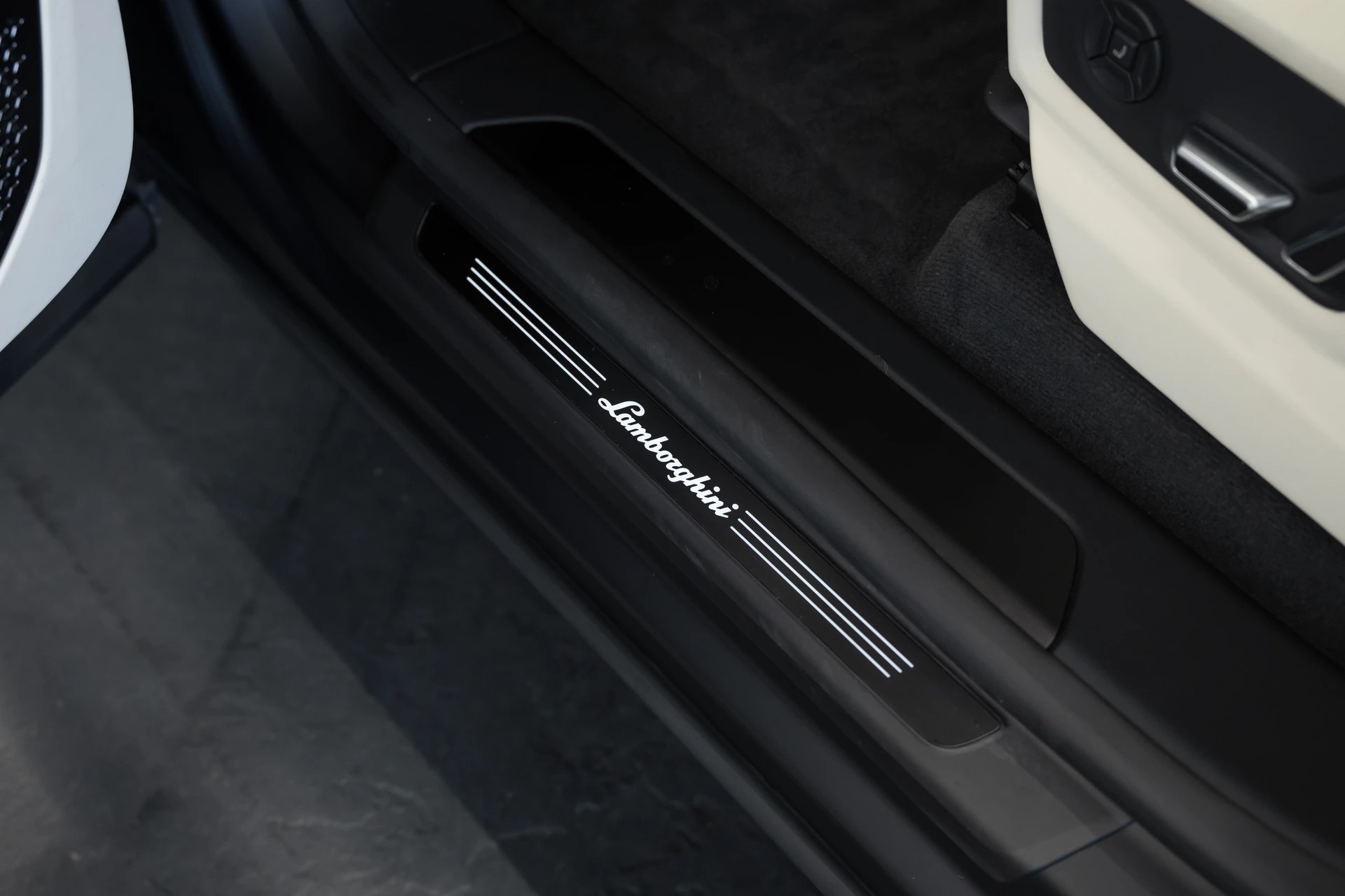 LAMBORGHINI Urus SE-image-31