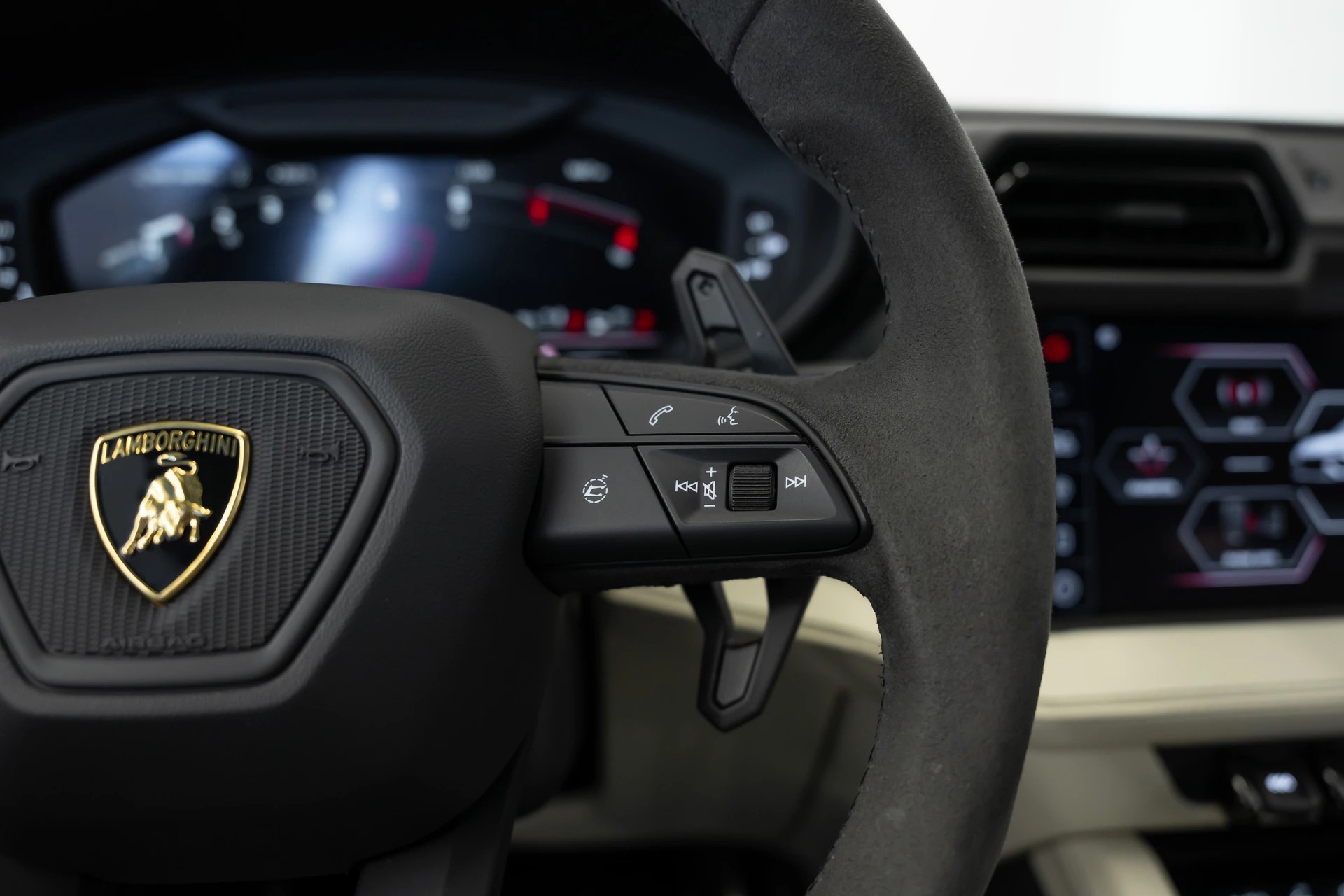 LAMBORGHINI Urus SE-image-28