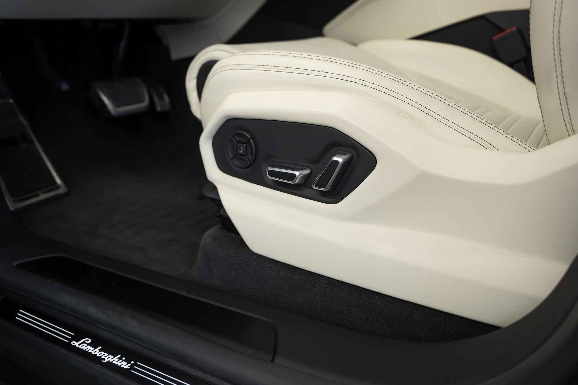 LAMBORGHINI Urus SE-image-24