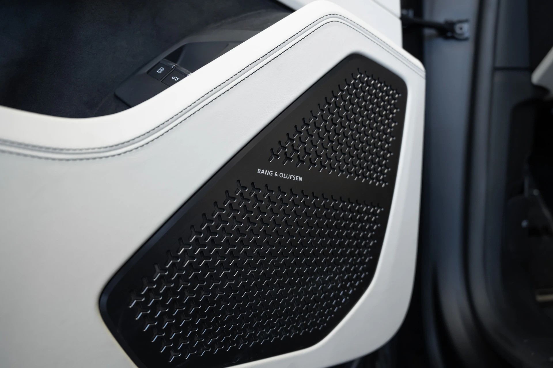 LAMBORGHINI Urus SE-image-21
