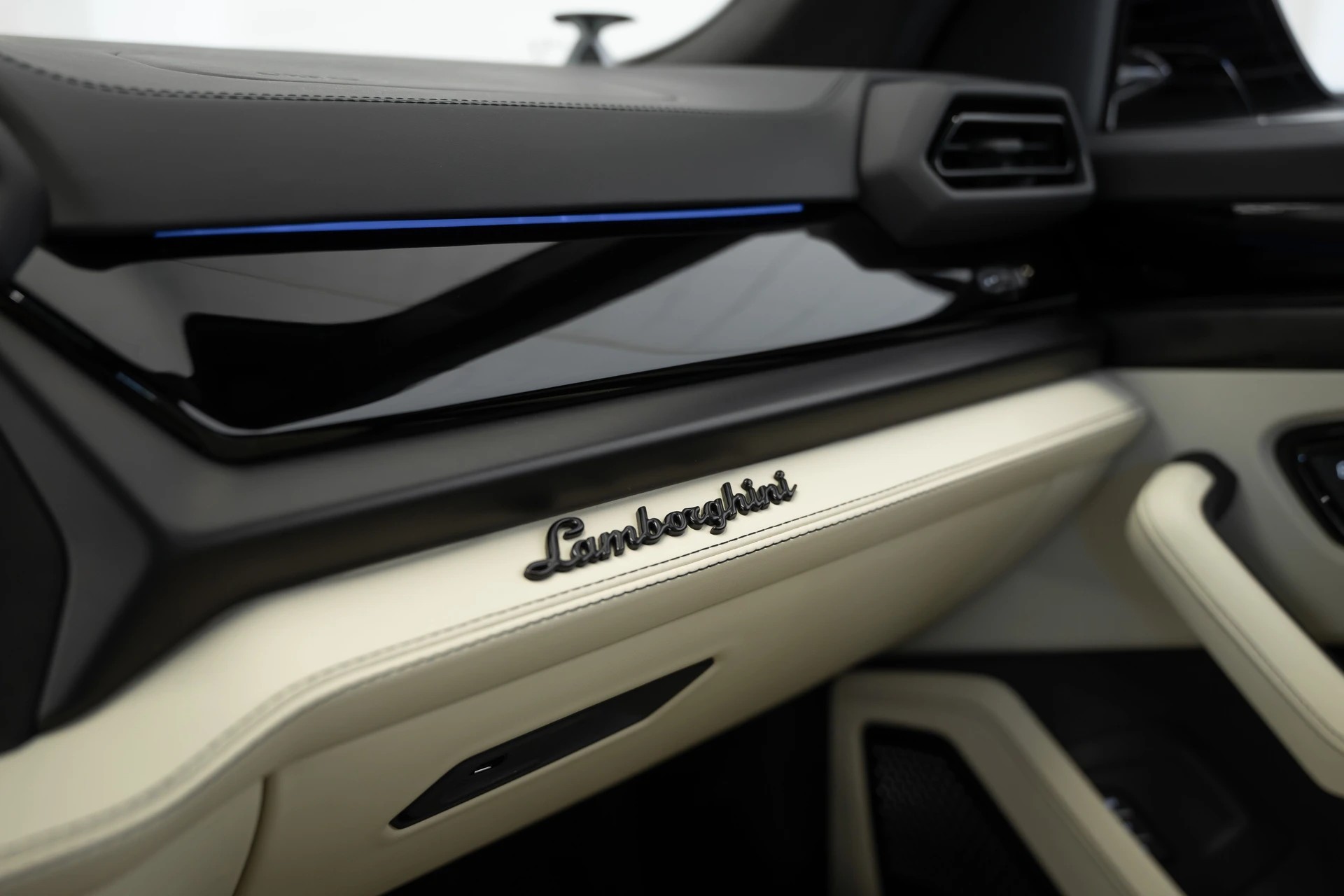 LAMBORGHINI Urus SE-image-23
