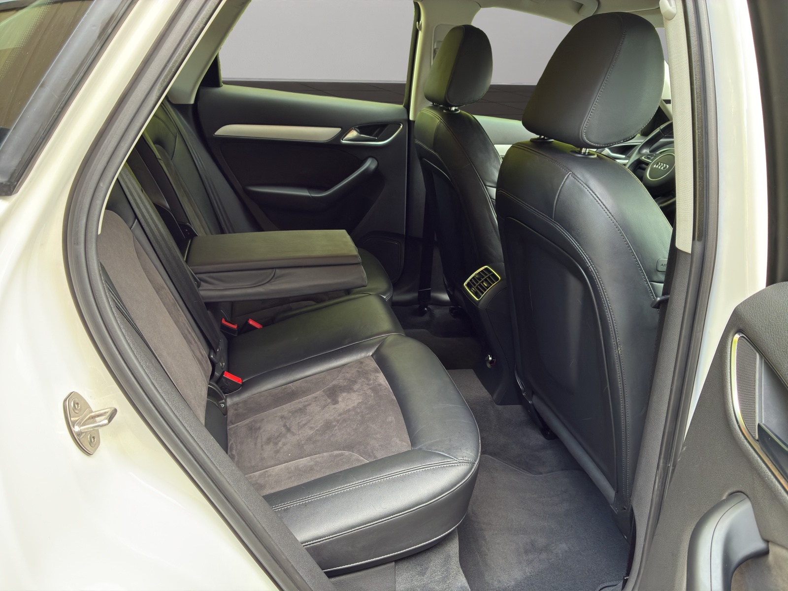 AUDI Q3 2.0 TDI sport quattro-image-13