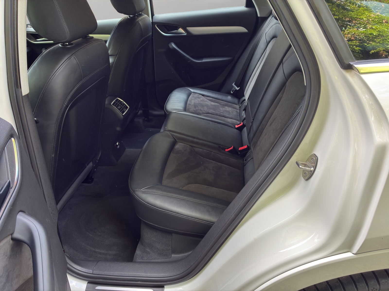 AUDI Q3 2.0 TDI sport quattro-image-11