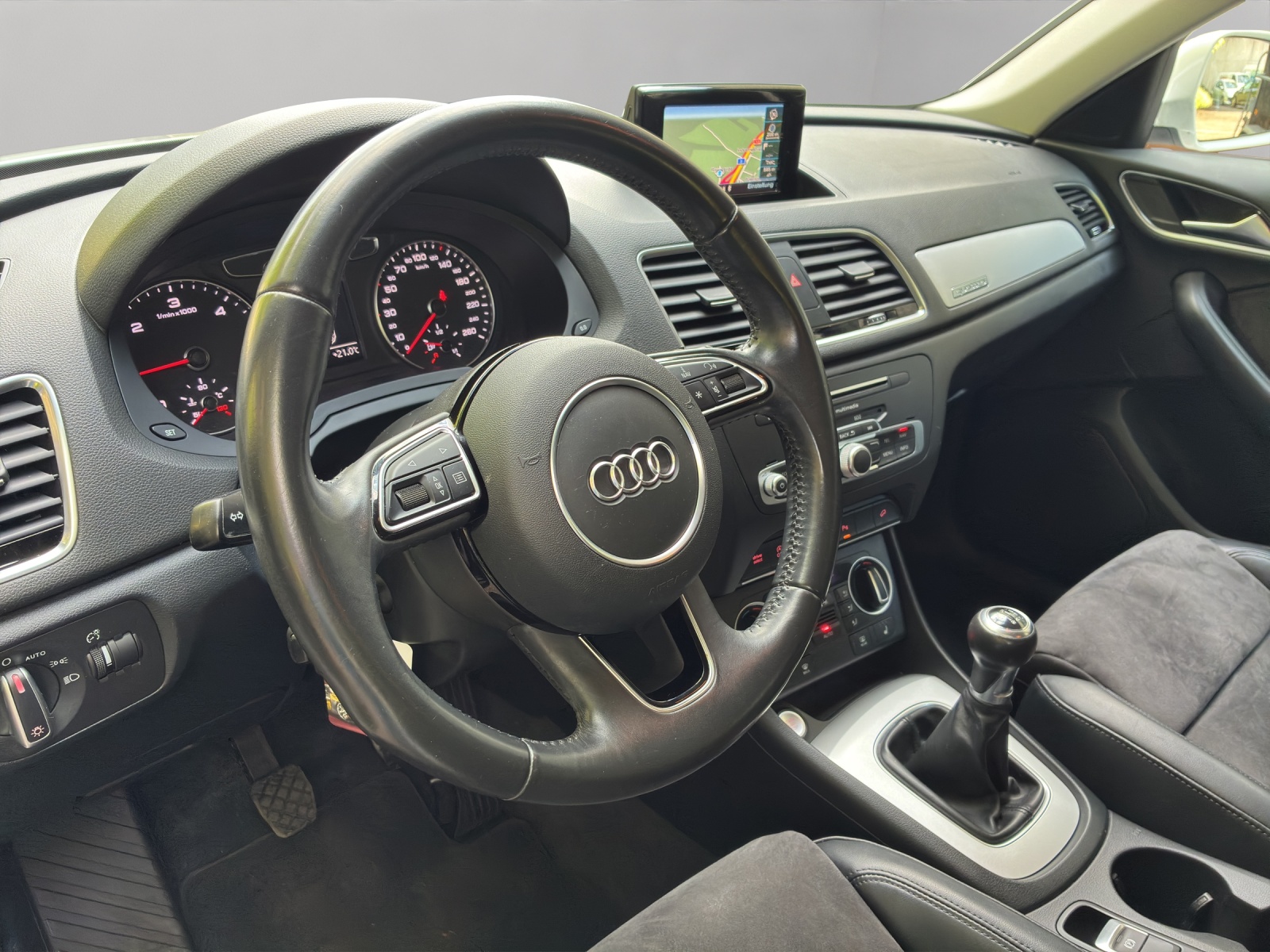 AUDI Q3 2.0 TDI sport quattro-image-10