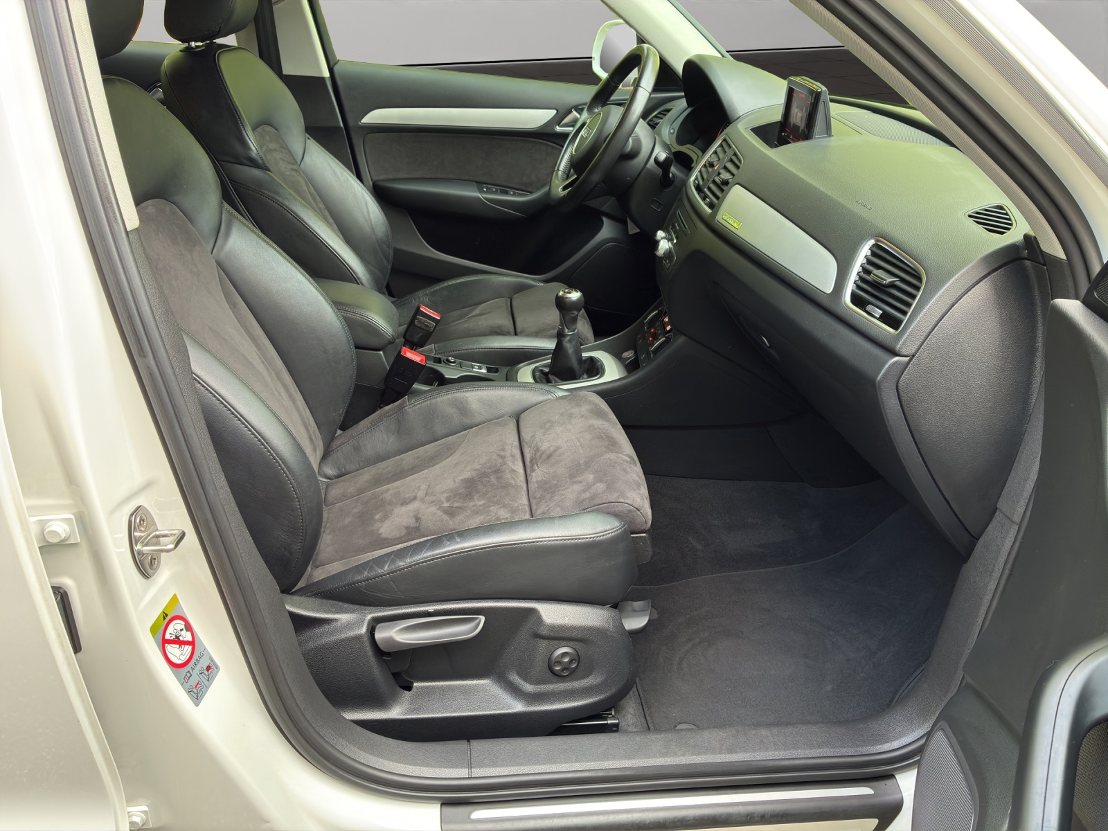 AUDI Q3 2.0 TDI sport quattro-image-12