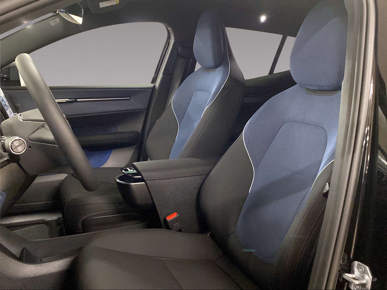 VOLVO EX30 E60 69kWh Single Motor Extended Range Black Edition-image-6