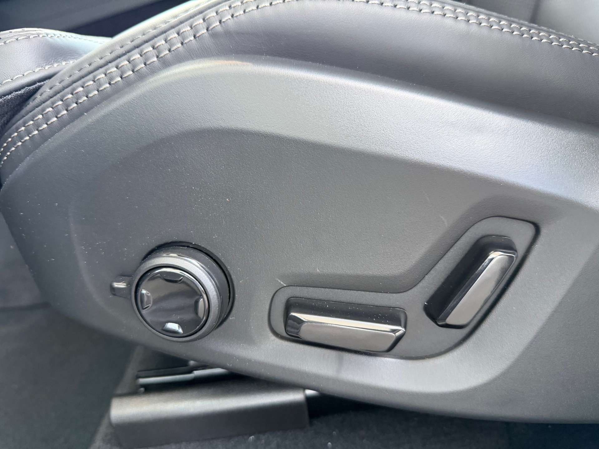 VOLVO XC60 T8 eAWD Ultra Dark Geartronic-image-4