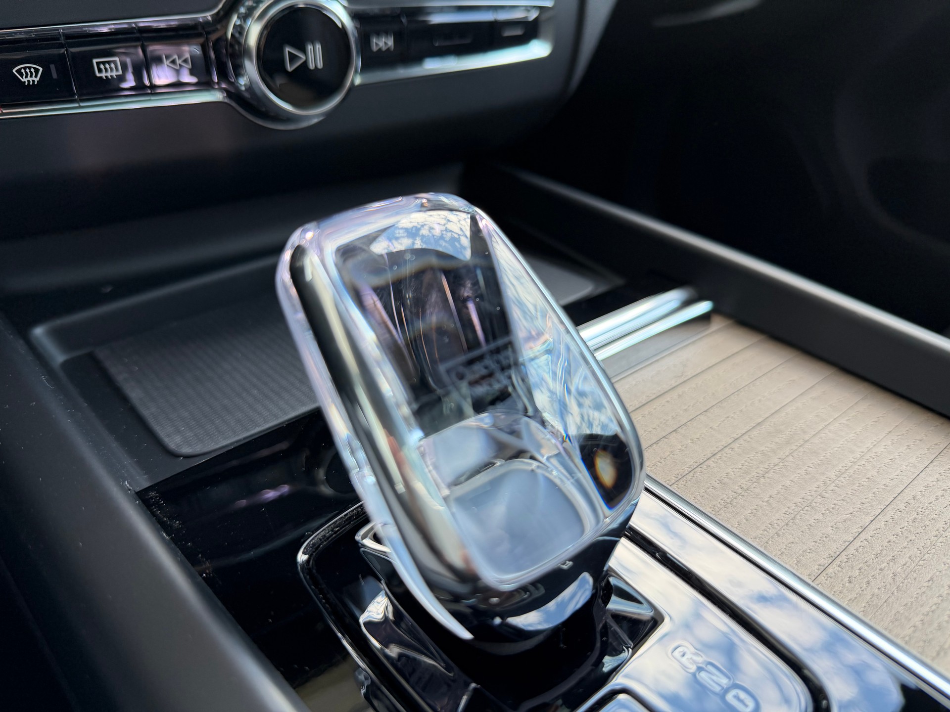 VOLVO XC60 T8 eAWD Ultra Dark Geartronic-image-14