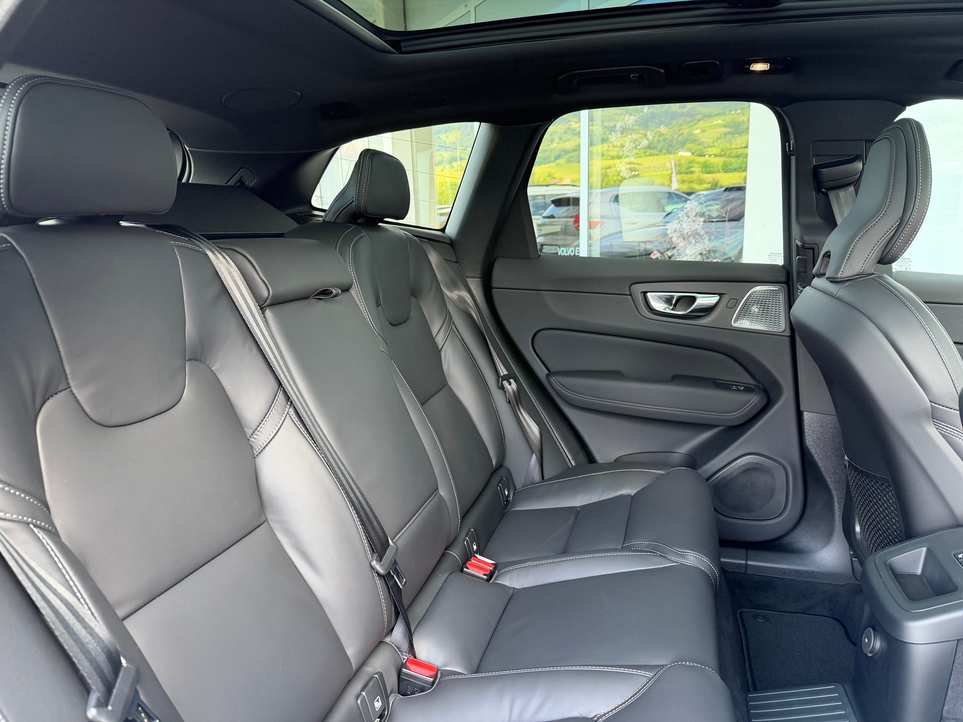 VOLVO XC60 T8 eAWD Ultra Dark Geartronic-image-5
