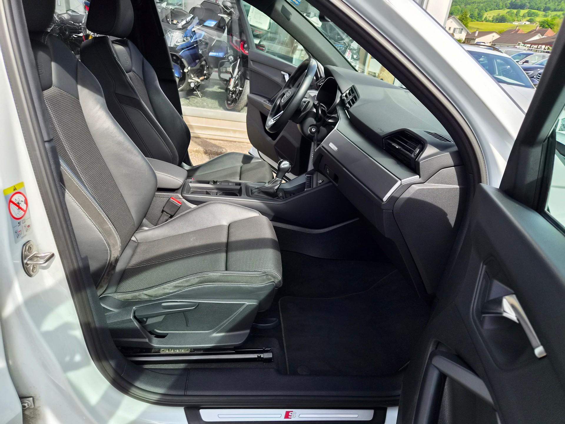 AUDI Q3 35 TDI S line Attraction quattro S-tronic S-Line-image-10