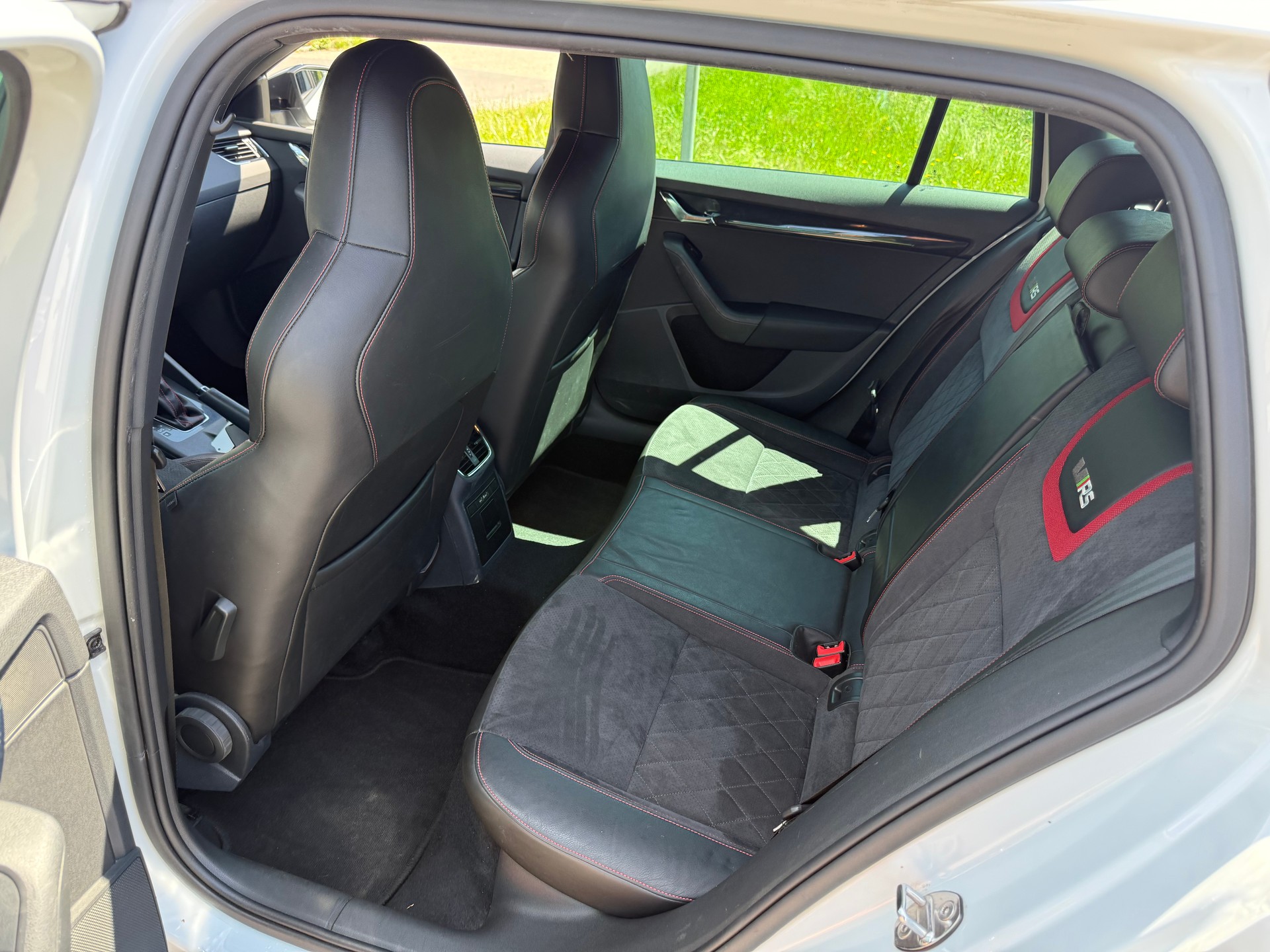 SKODA Octavia Combi 2.0 TDI RS 4x4 DSG-image-10