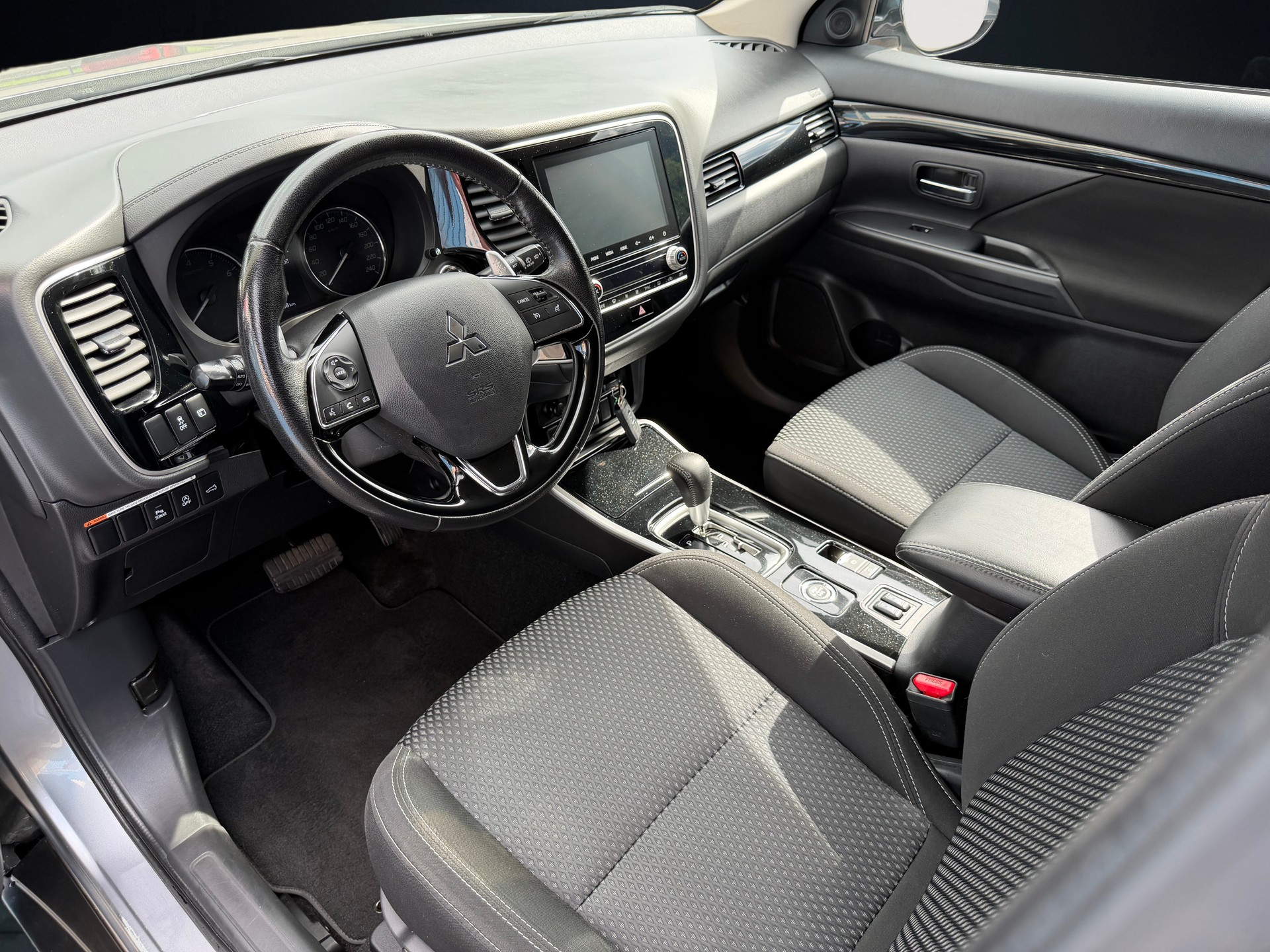MITSUBISHI Outlander 2.0 Value 4WD CVT-image-4