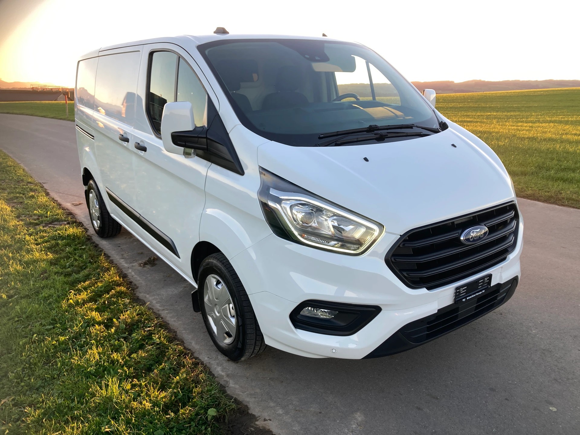 FORD Transit Custom Van 300 L1H1 Trend mit Anhängerkupplung-image-1