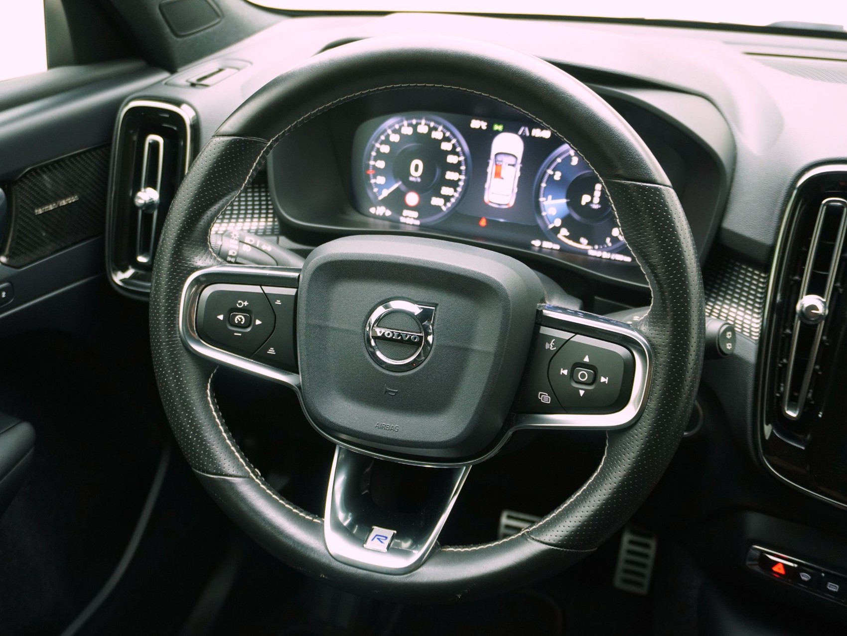 VOLVO XC40 2.0 T4 R-Design AWD-image-11