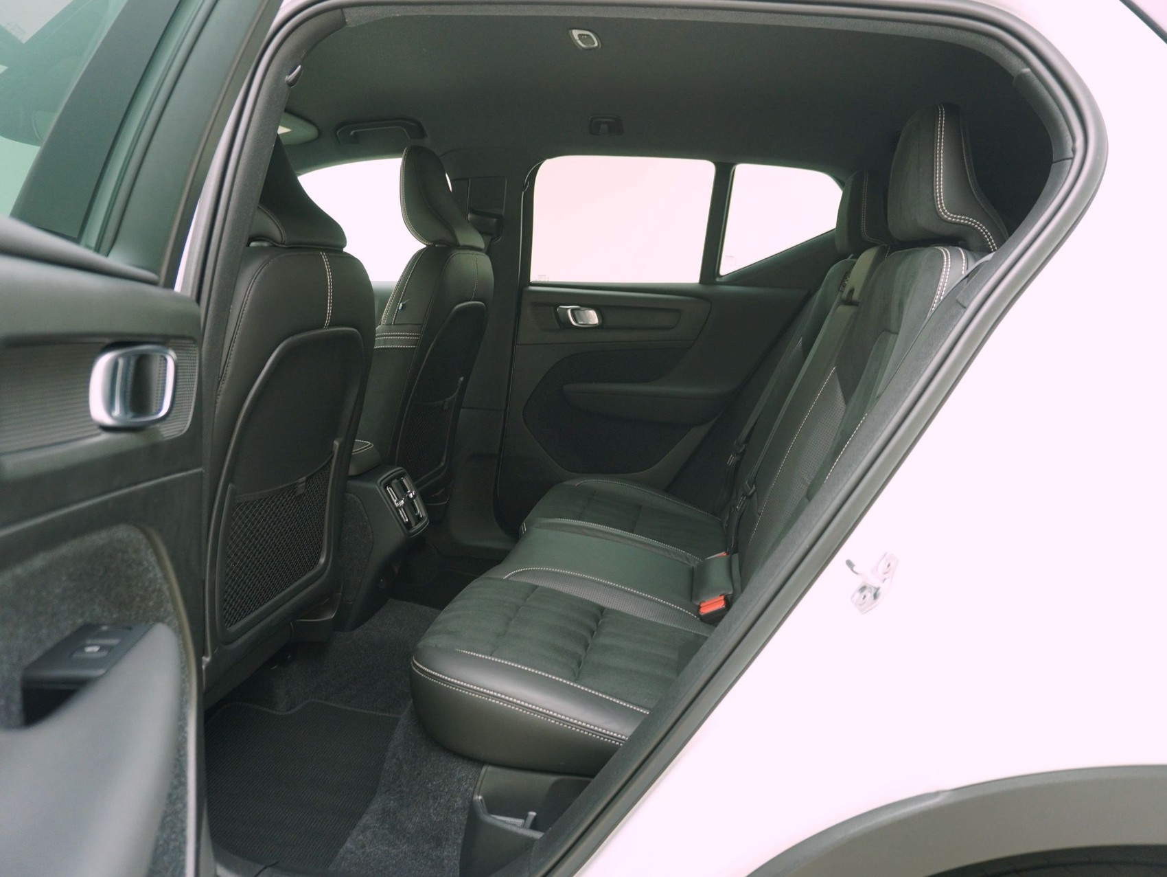 VOLVO XC40 2.0 T4 R-Design AWD-image-12