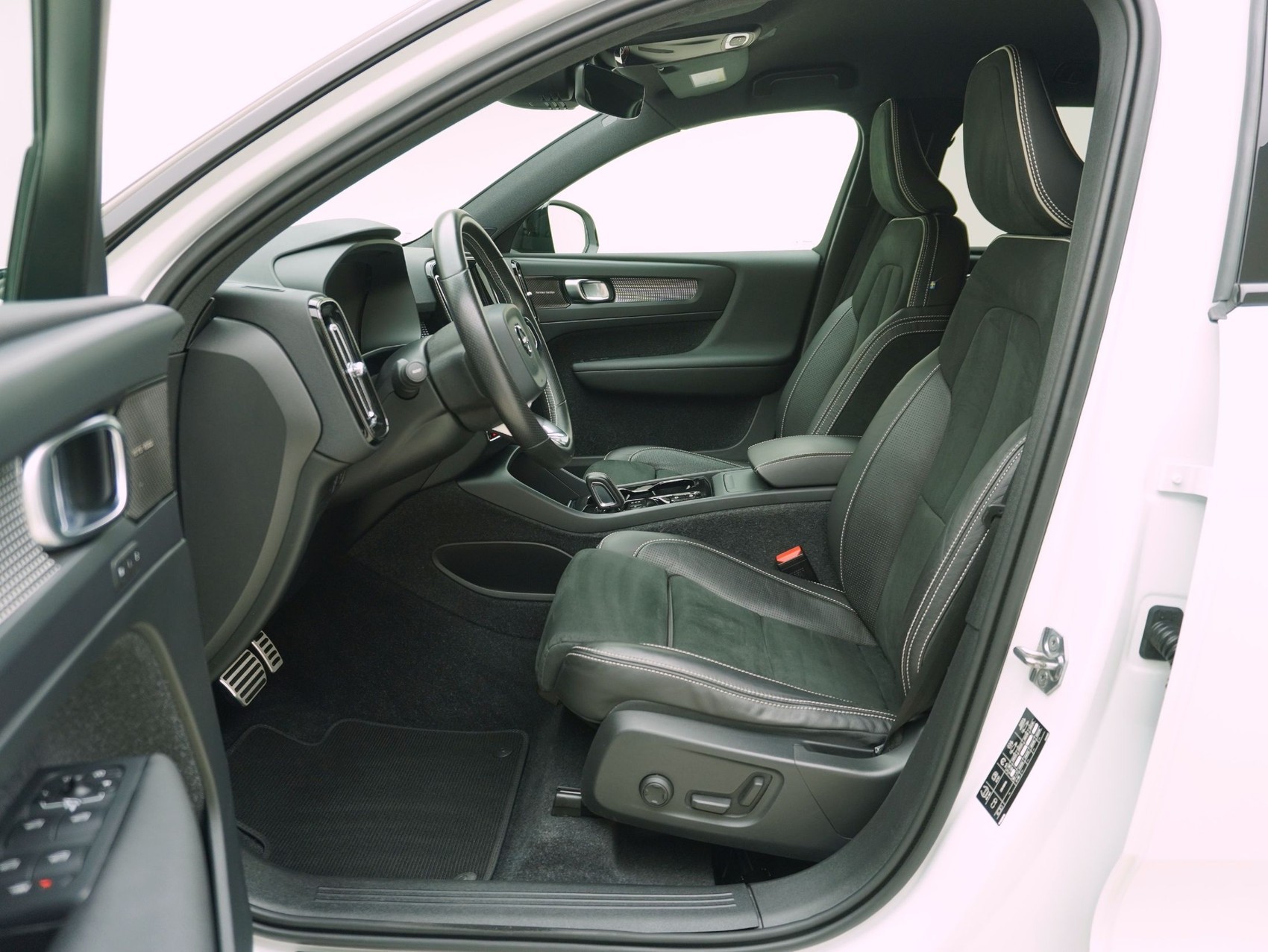 VOLVO XC40 2.0 T4 R-Design AWD-image-9