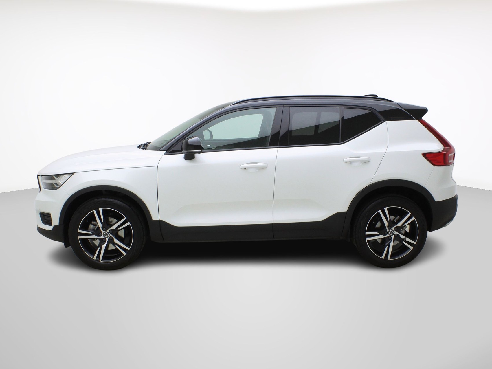 VOLVO XC40 2.0 T4 R-Design AWD-image-2