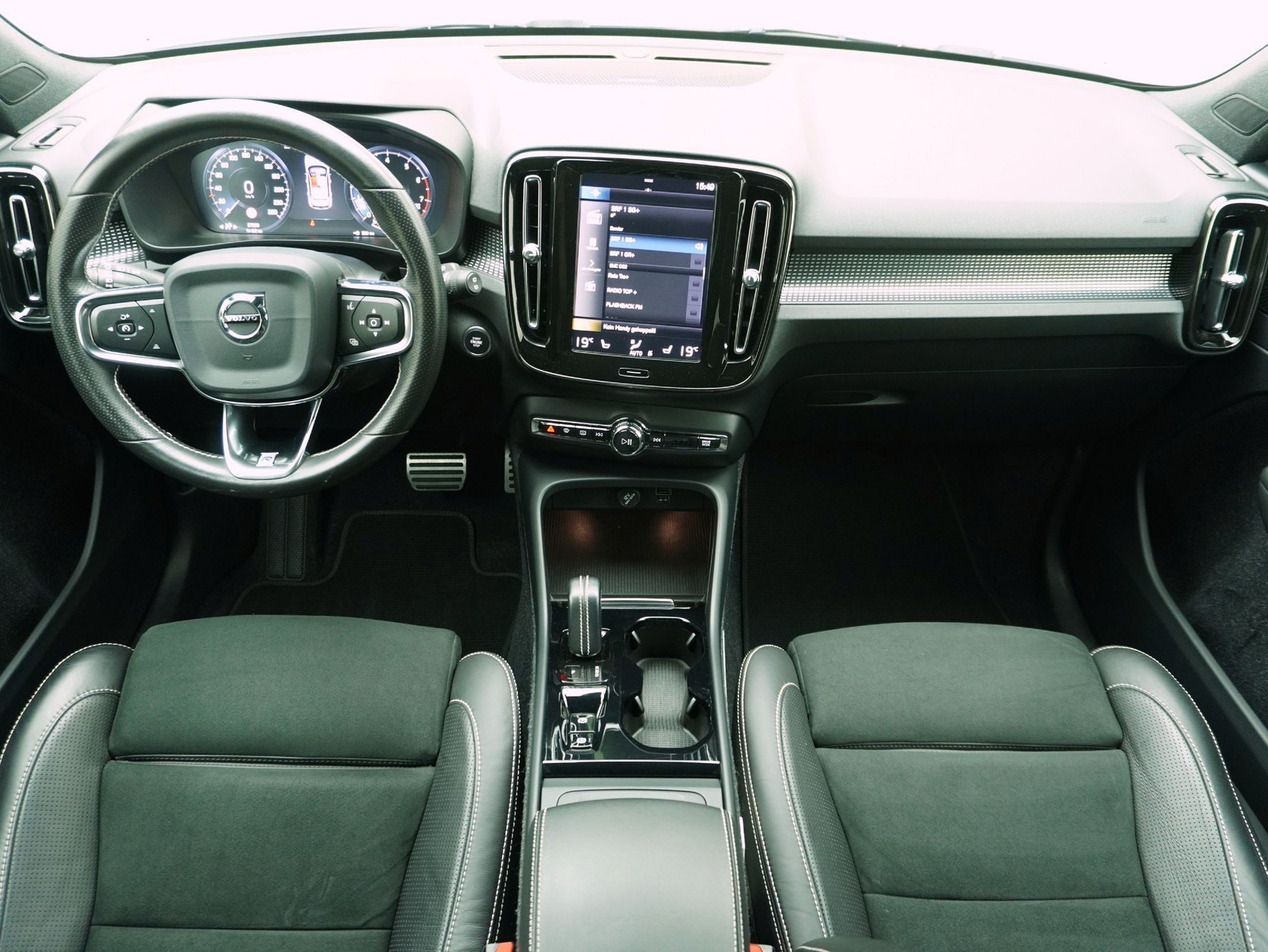 VOLVO XC40 2.0 T4 R-Design AWD-image-15