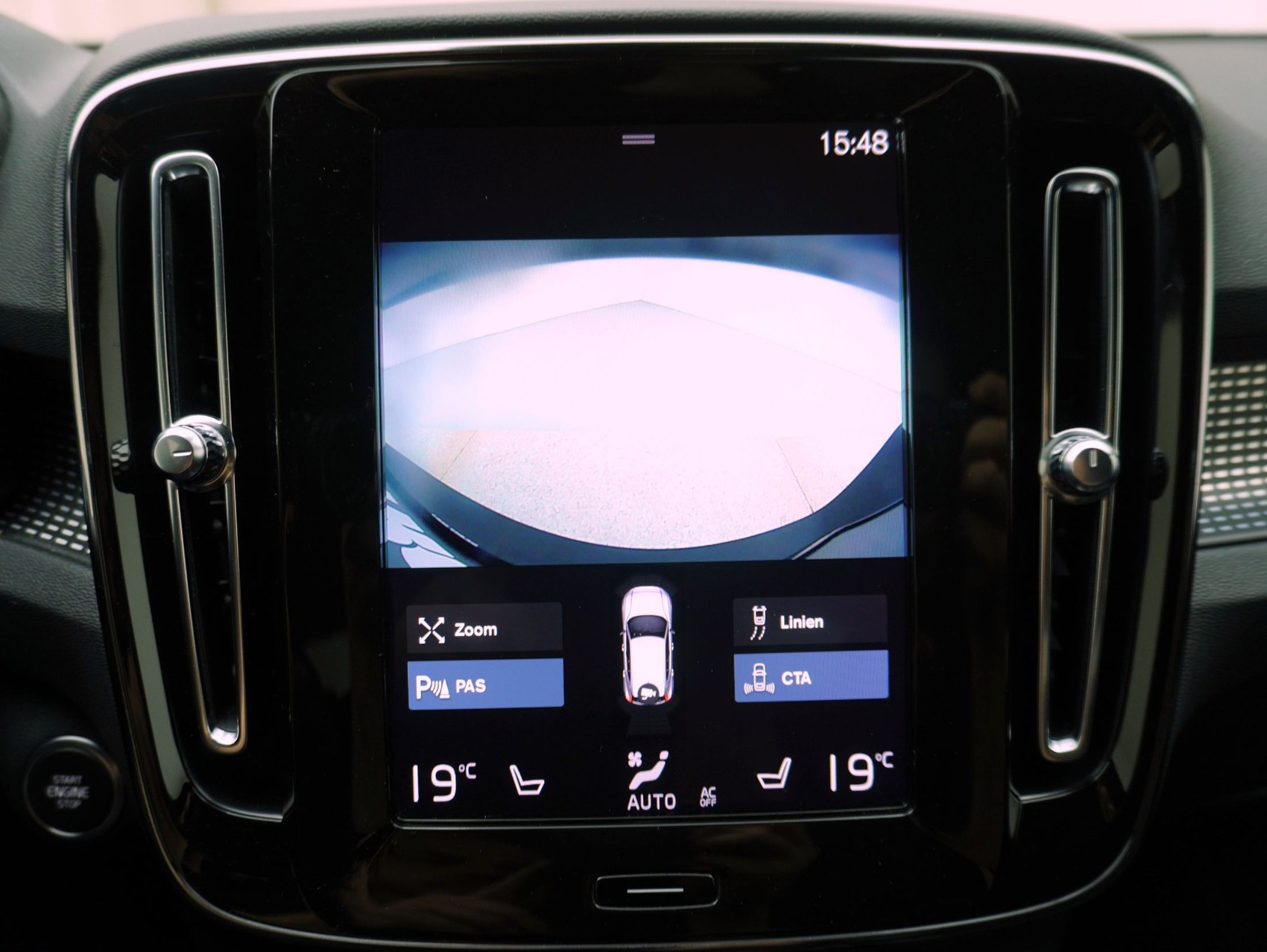 VOLVO XC40 2.0 T4 R-Design AWD-image-26