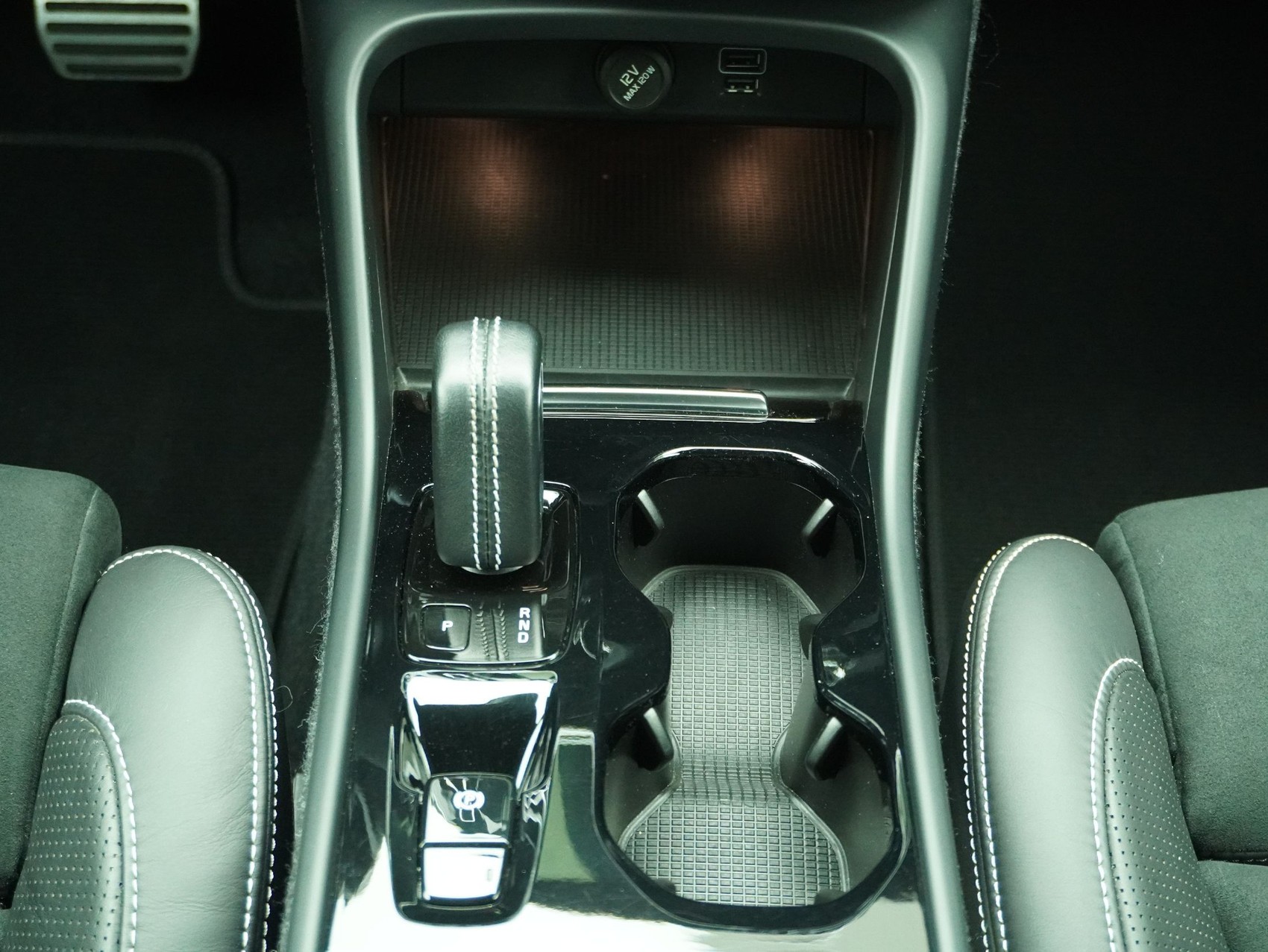 VOLVO XC40 2.0 T4 R-Design AWD-image-16