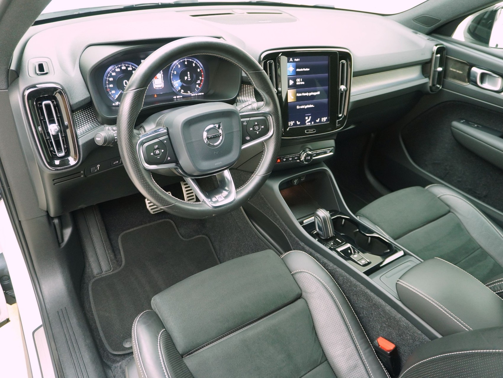 VOLVO XC40 2.0 T4 R-Design AWD-image-10