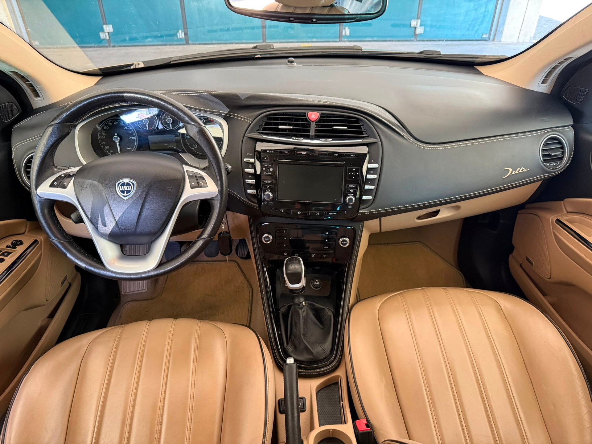 LANCIA Delta 1.9 16V D-Multijet TT Executive-image-9