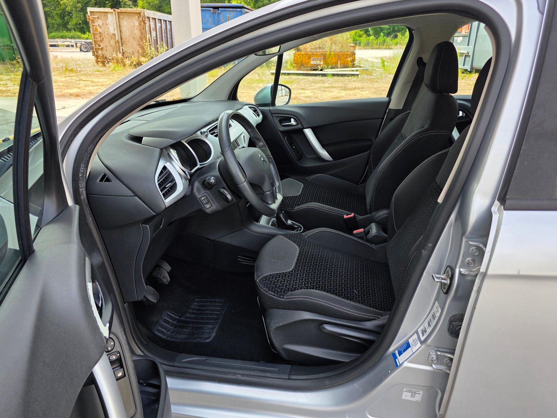 CITROEN C3 1.1i Attraction-image-7