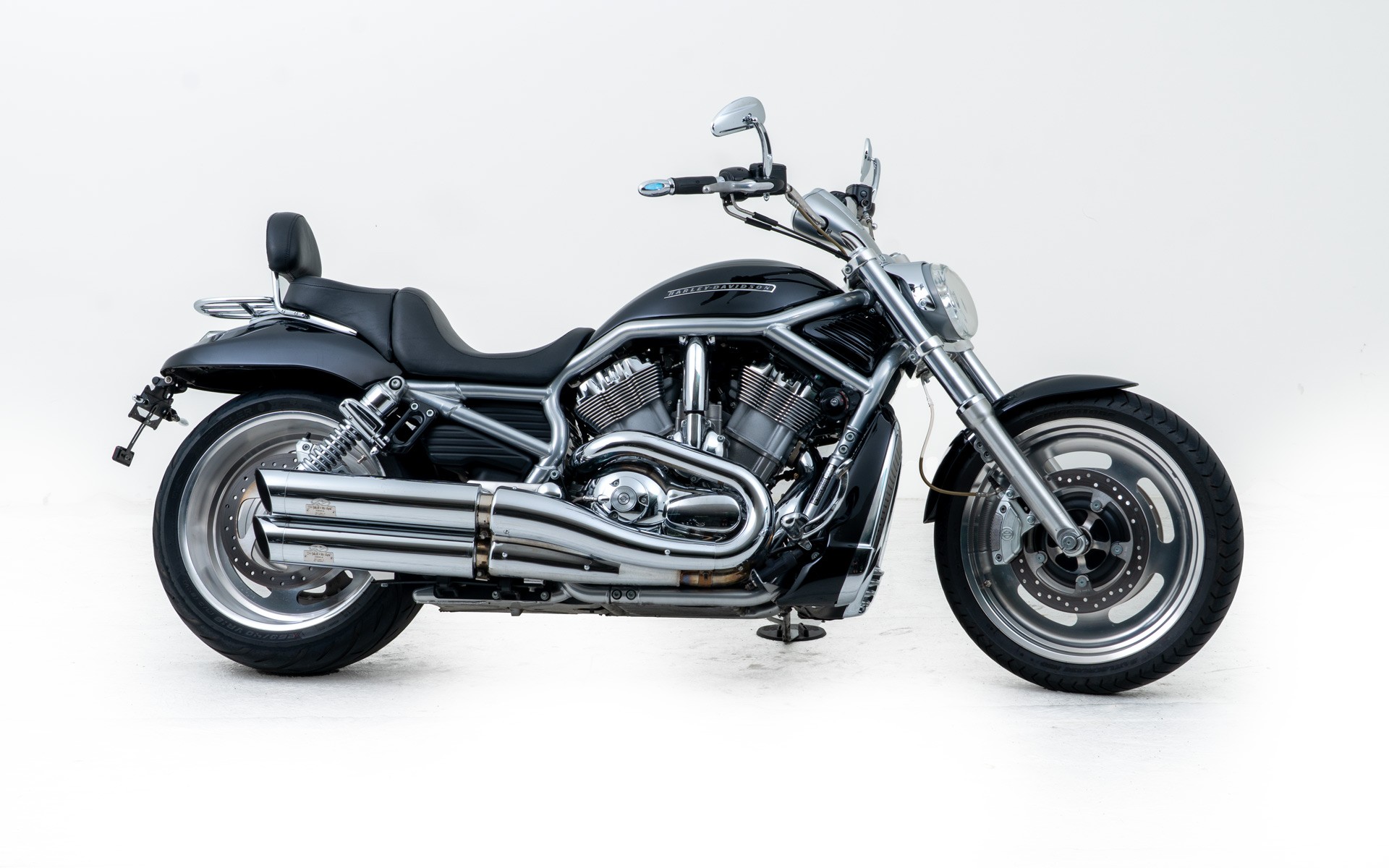 HARLEY-DAVIDSON VRSCAW V-Rod-showroom-element-1