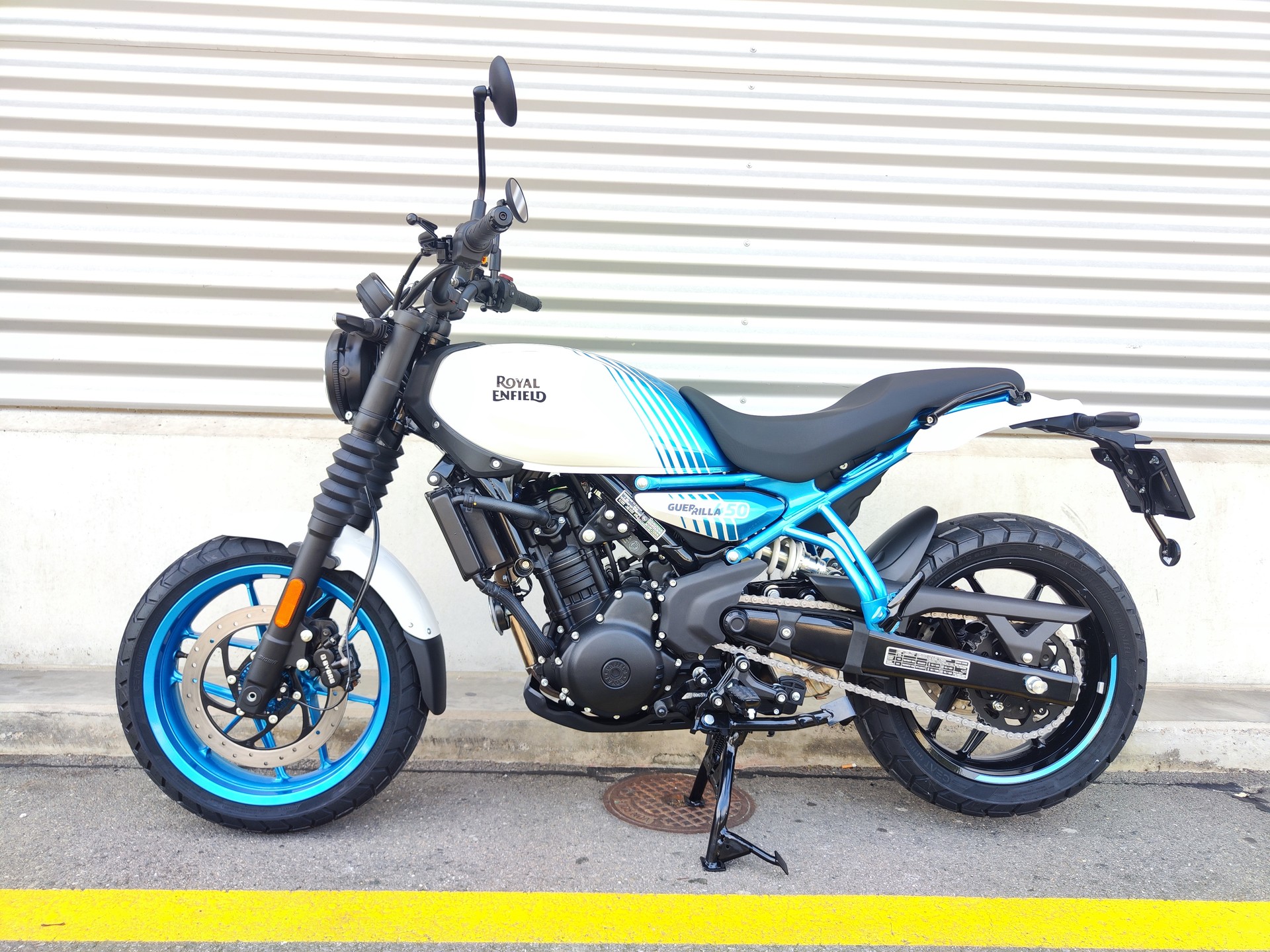 ROYAL ENFIELD Guerrilla 450 Top-showroom-element-1