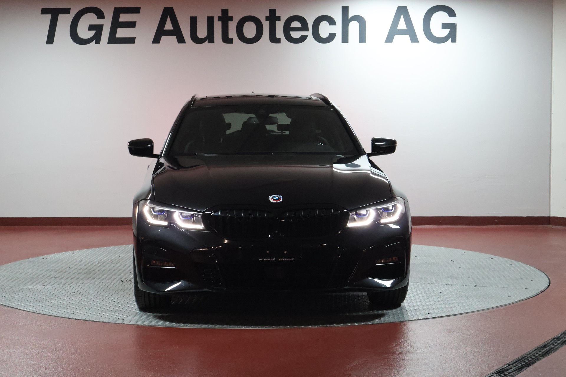 BMW 330e x DriveTouring M Sport Steptronic-image-1