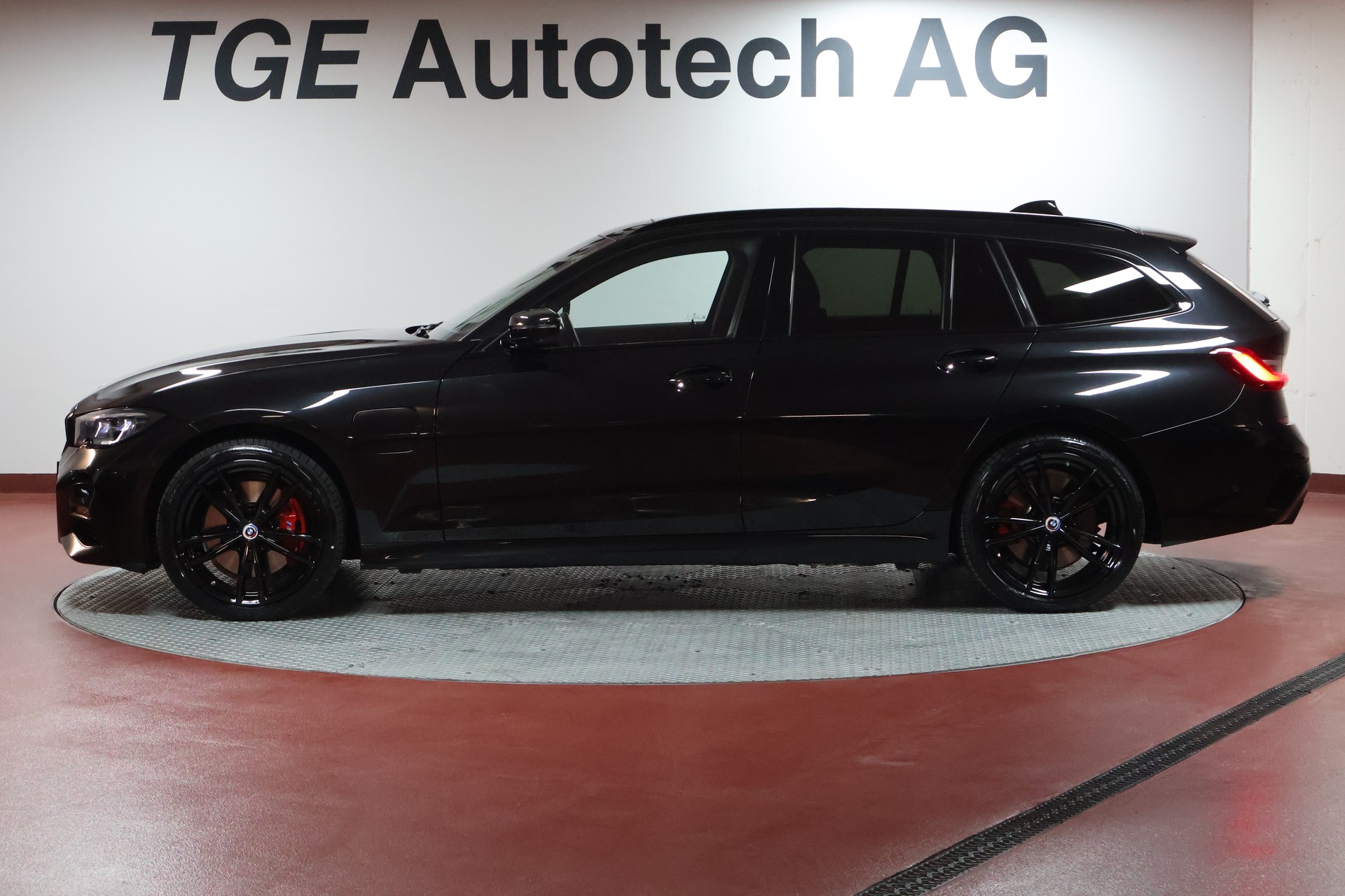 BMW 330e x DriveTouring M Sport Steptronic-image-3