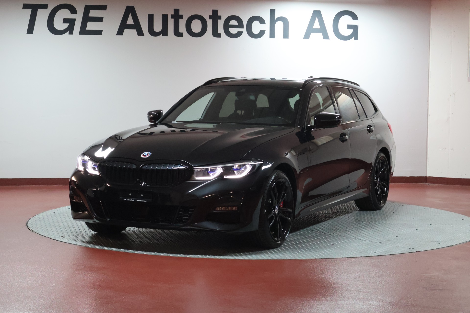 BMW 330e x DriveTouring M Sport Steptronic-image-0