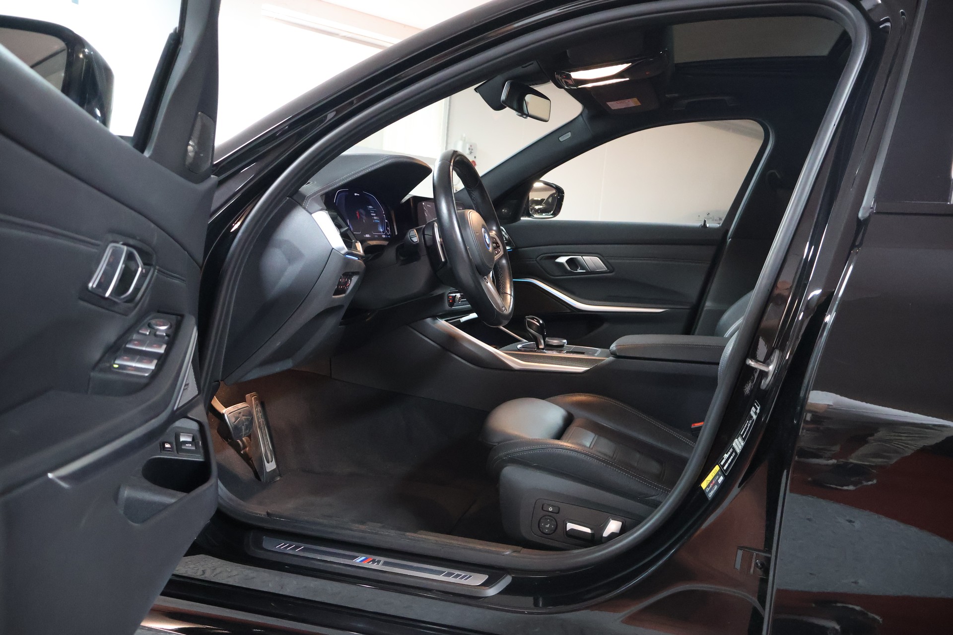 BMW 330e x DriveTouring M Sport Steptronic-image-6