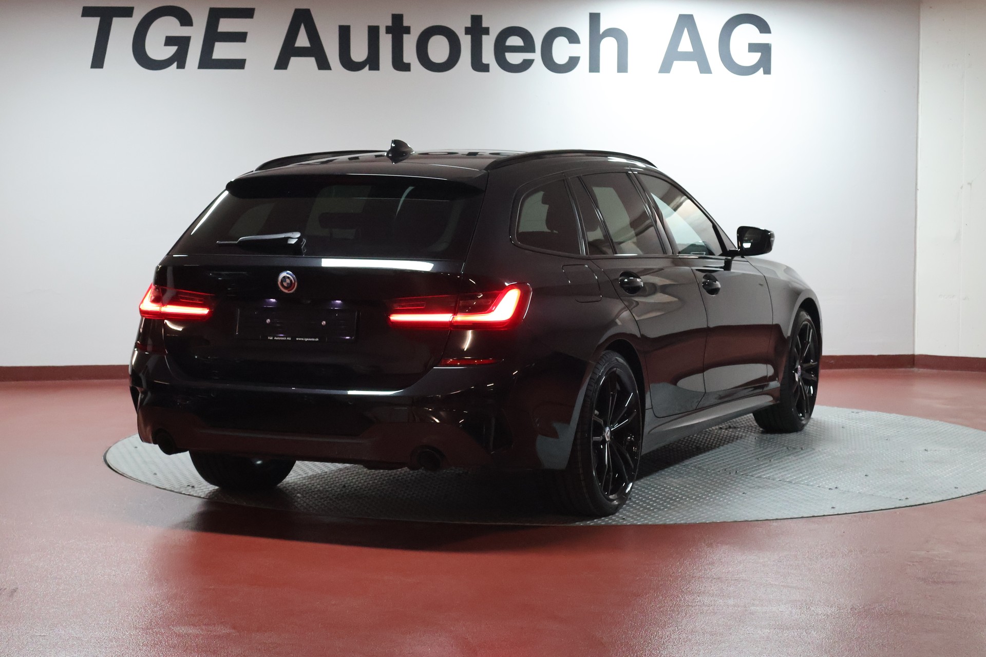 BMW 330e x DriveTouring M Sport Steptronic-image-19