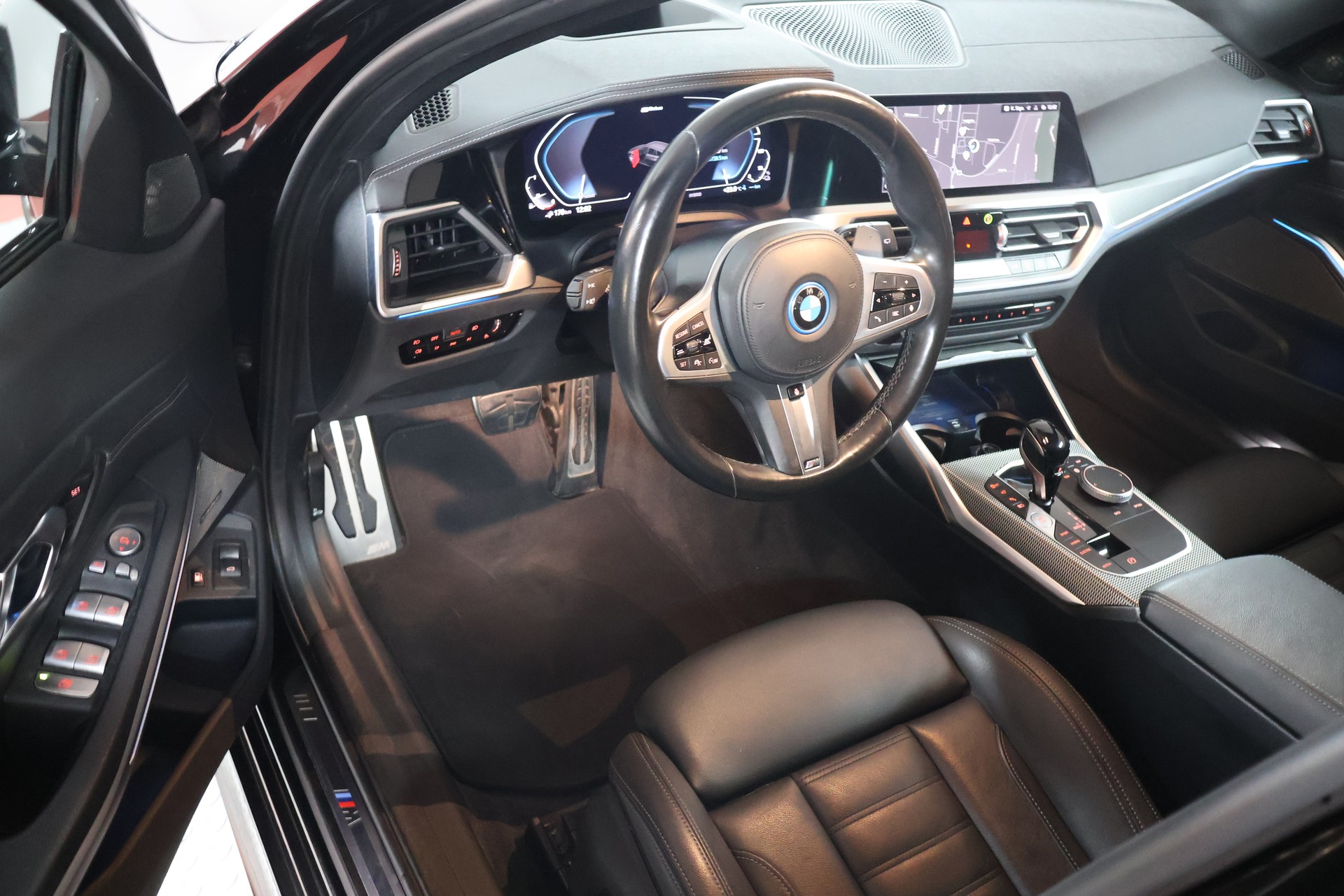 BMW 330e x DriveTouring M Sport Steptronic-image-7