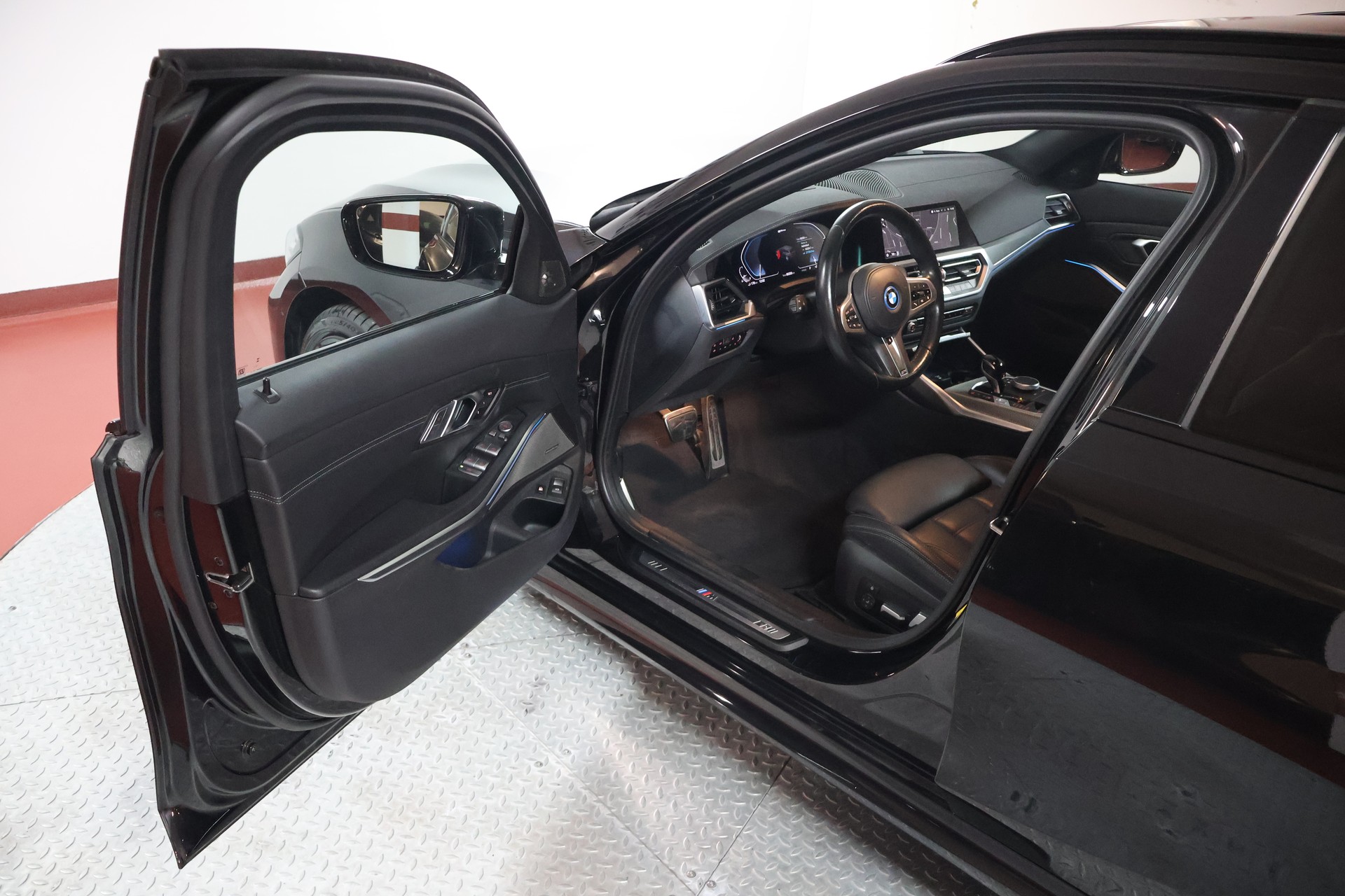 BMW 330e x DriveTouring M Sport Steptronic-image-4