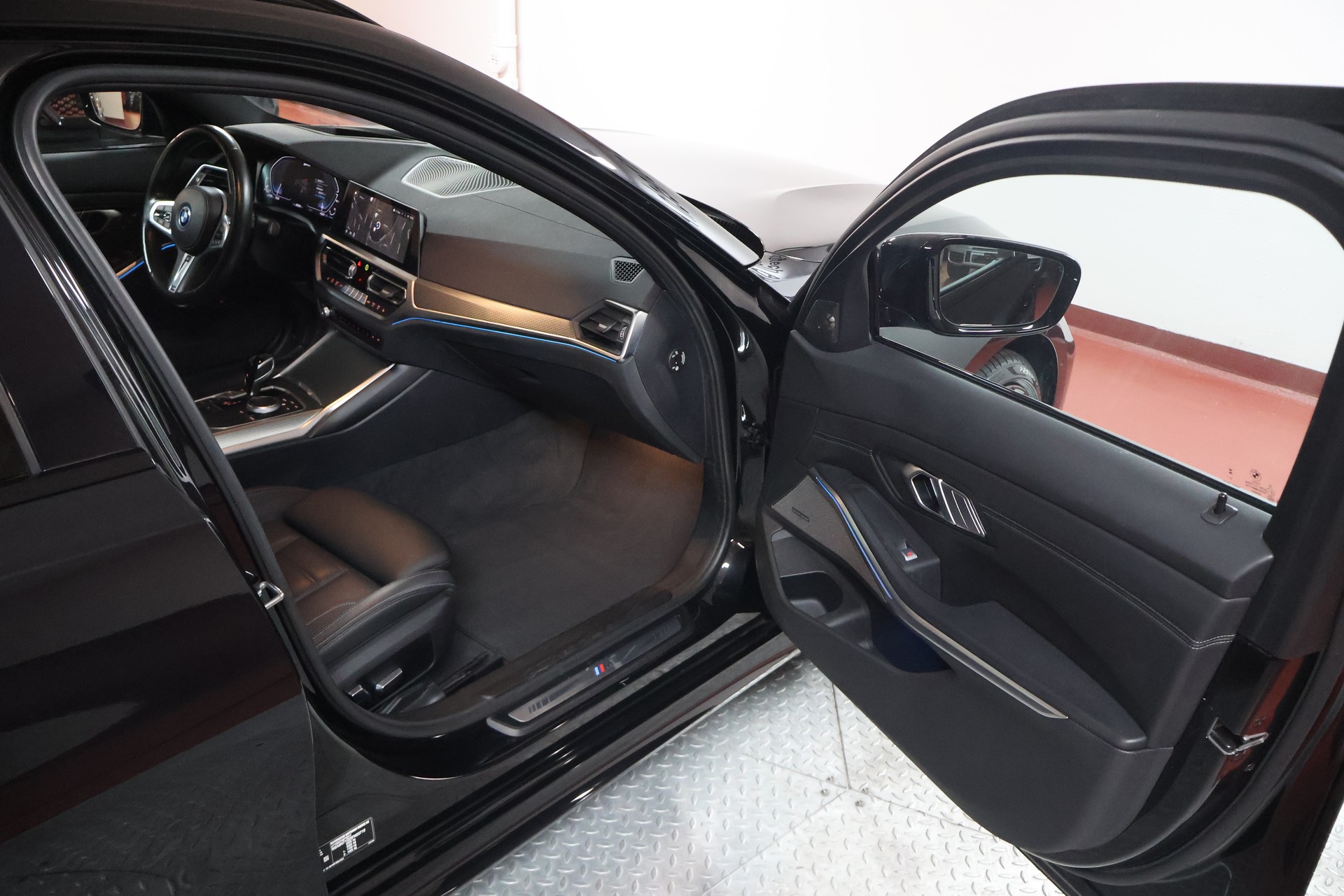 BMW 330e x DriveTouring M Sport Steptronic-image-16