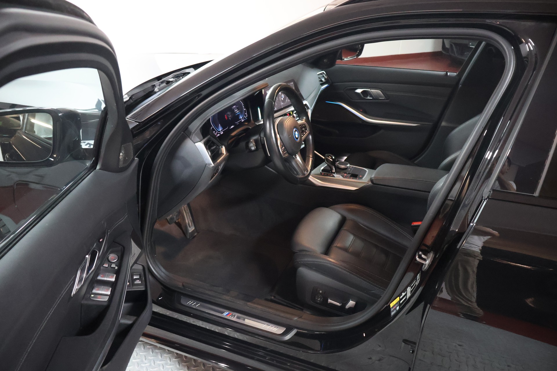 BMW 330e x DriveTouring M Sport Steptronic-image-5