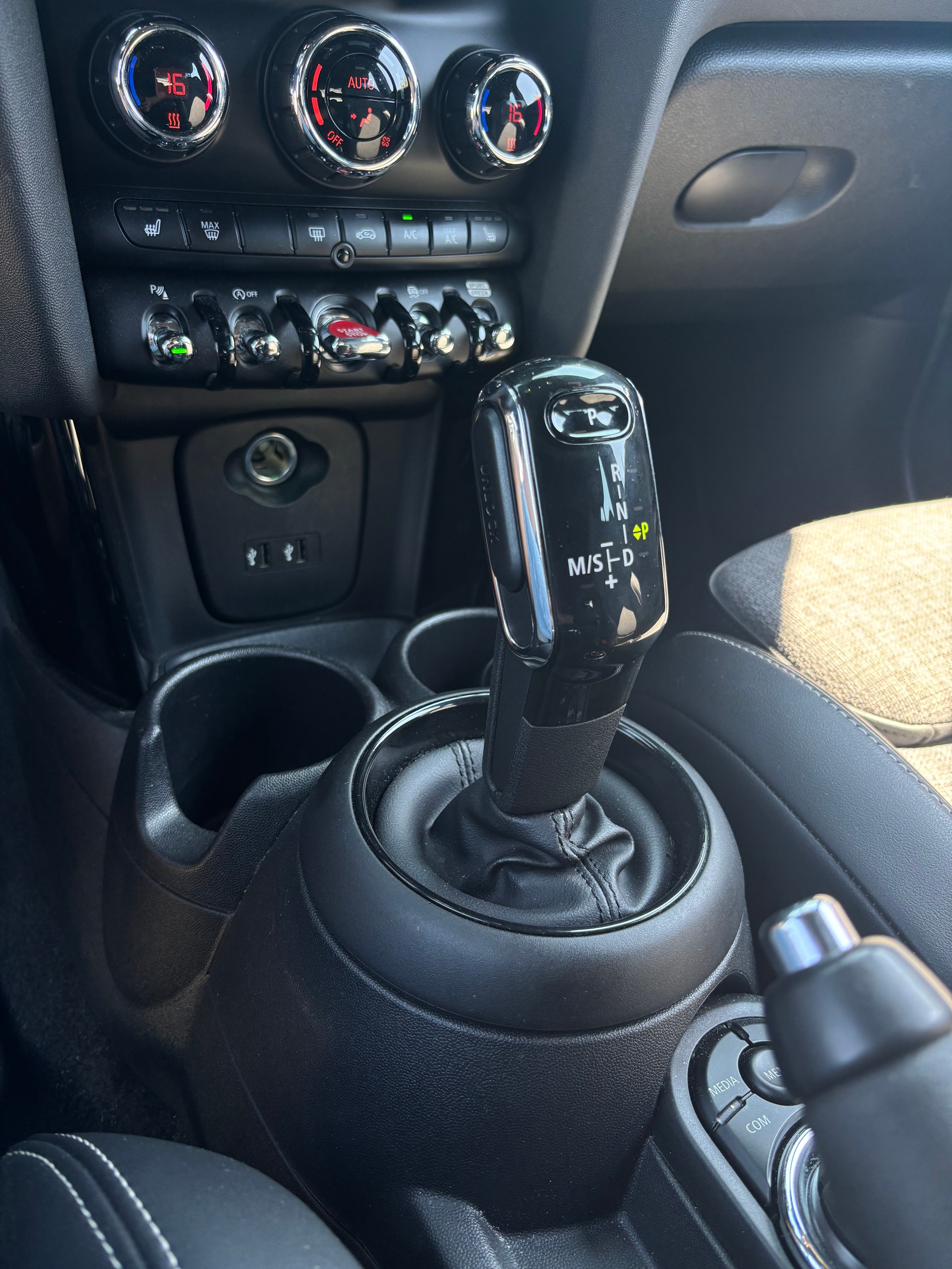 MINI Cooper Steptronic DKG 5- Doors-image-9
