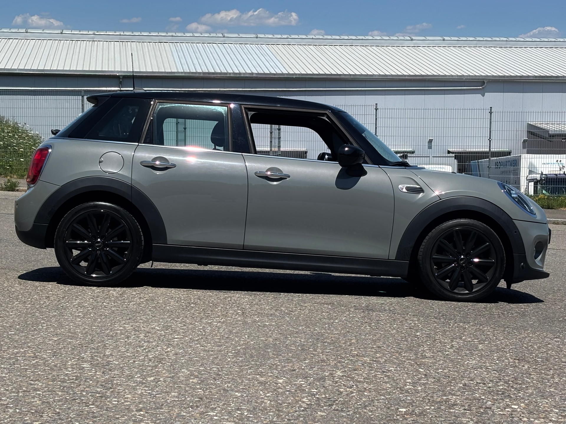 MINI Cooper Steptronic DKG 5- Doors-image-2