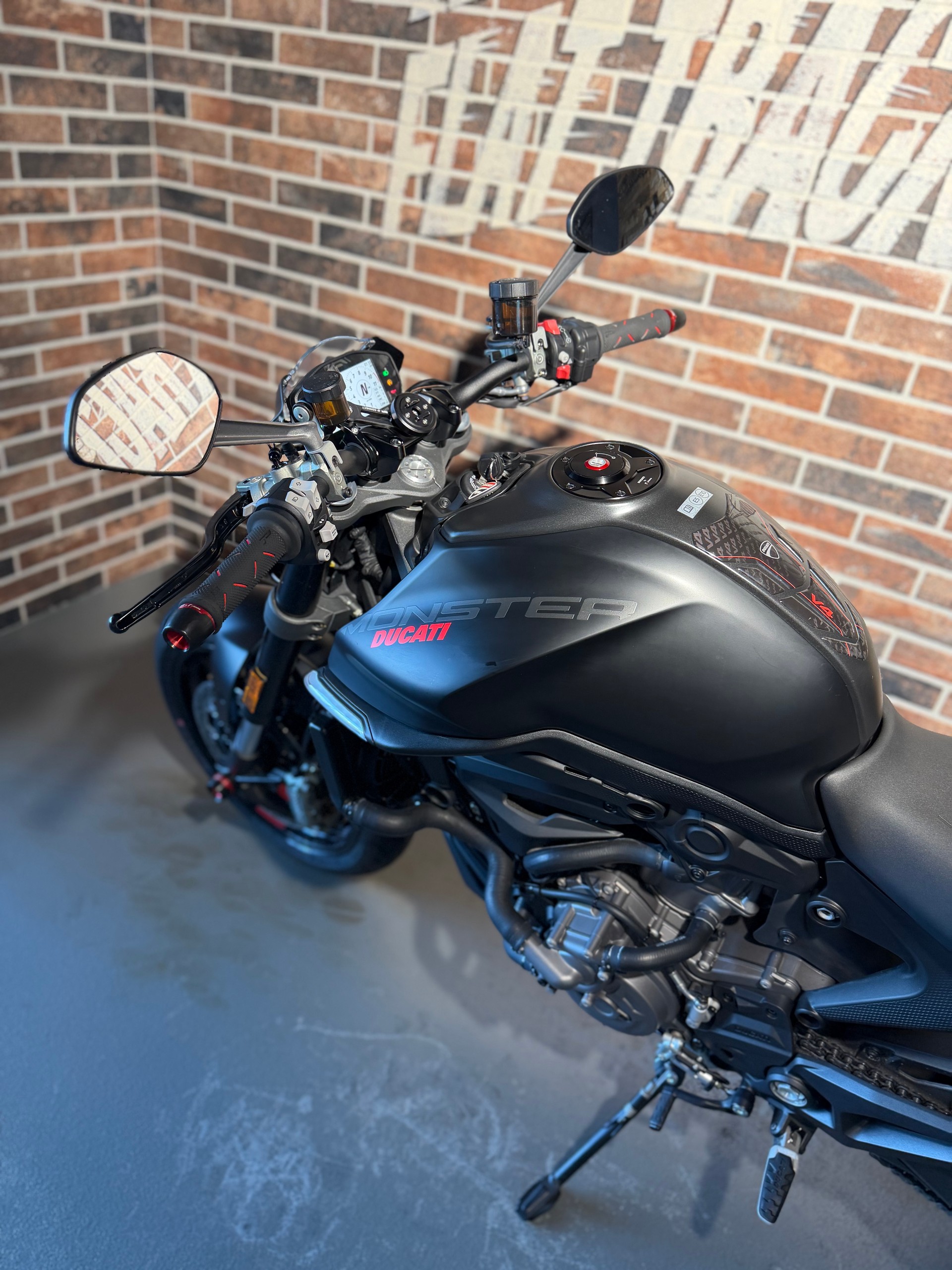 DUCATI Monster + 937 Dark Staealth (35 KW possible)-showroom-element-2
