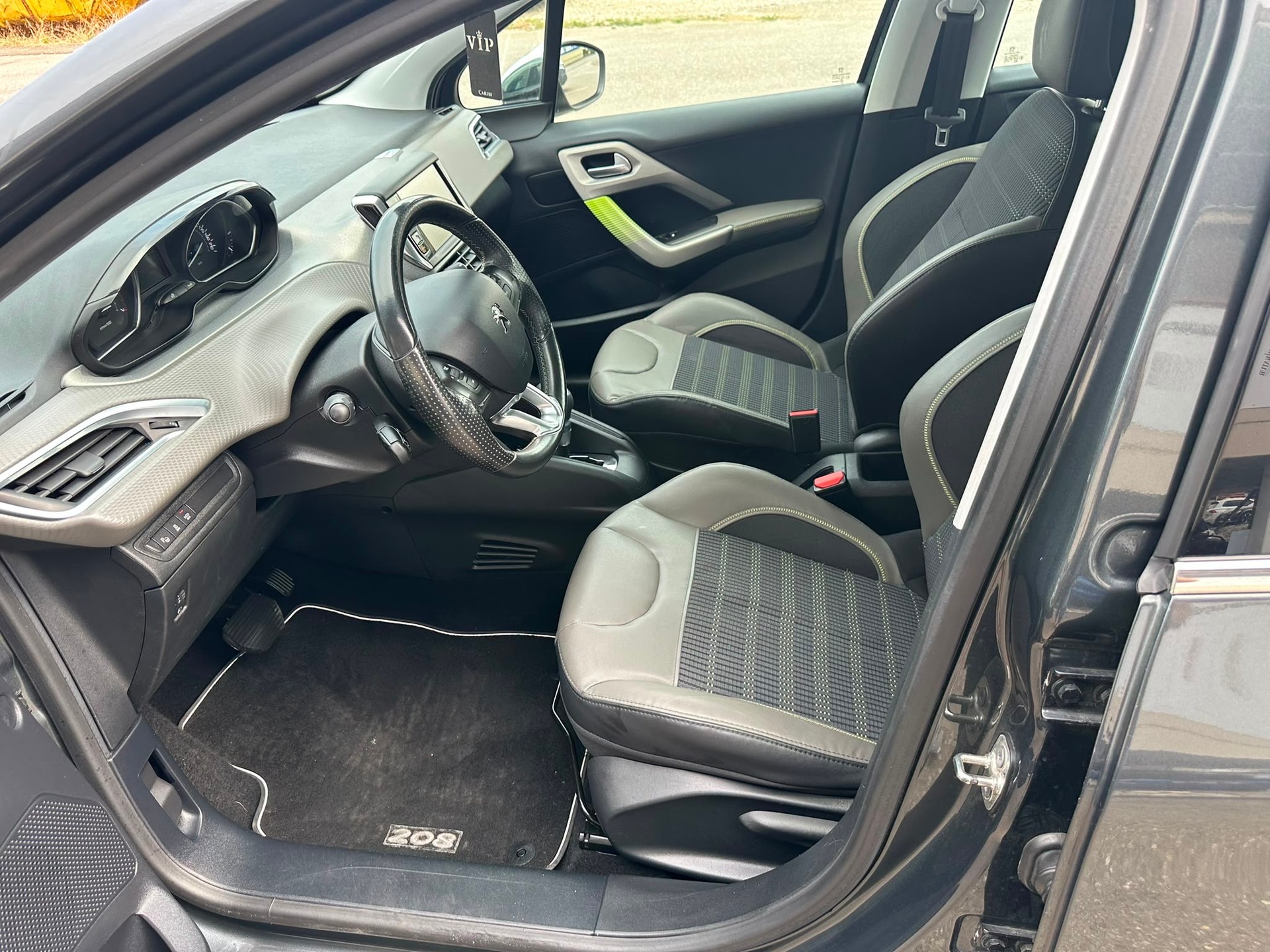 PEUGEOT 208 1.2 PureTech Active EAT6-image-6