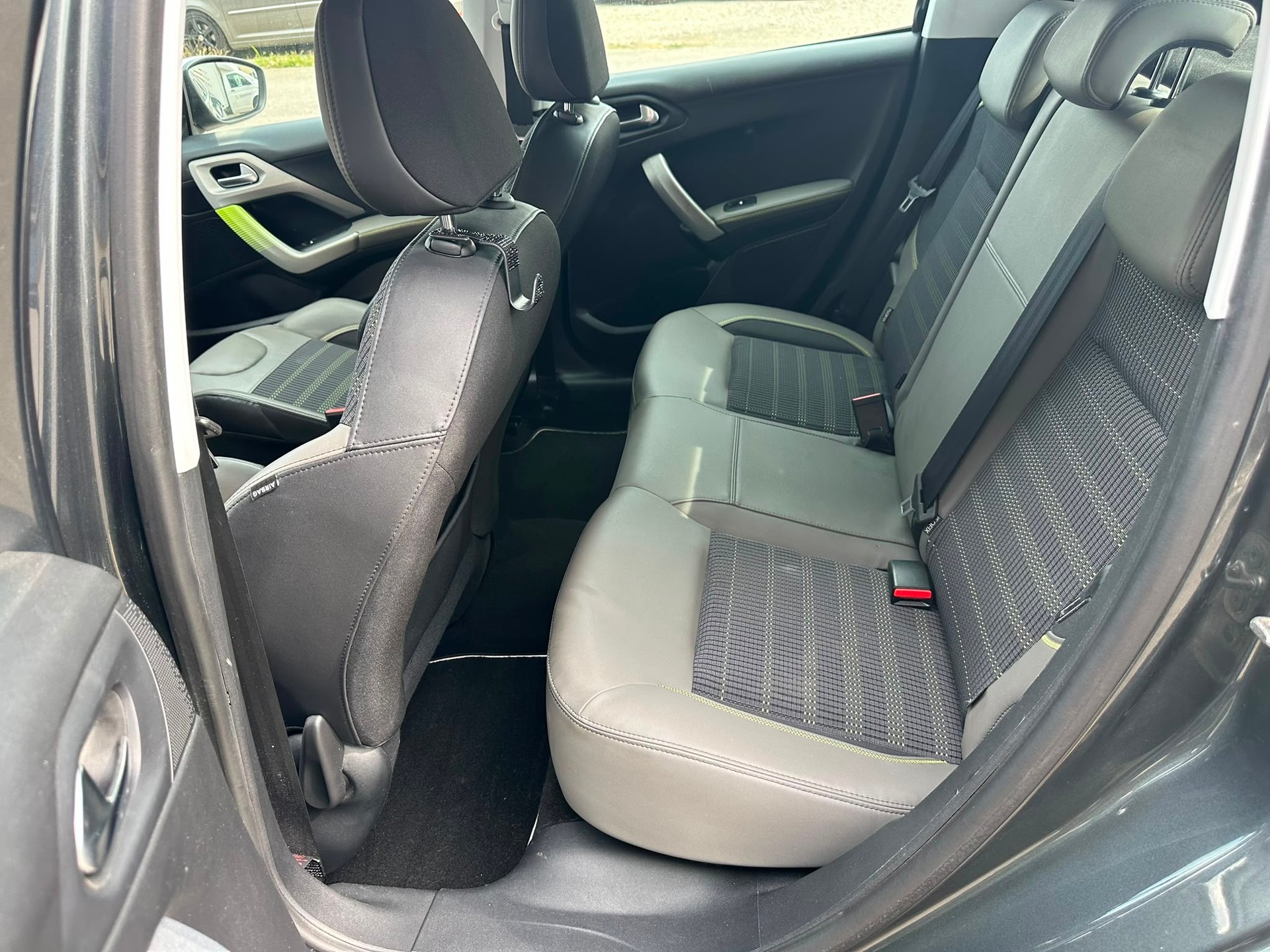 PEUGEOT 208 1.2 PureTech Active EAT6-image-8