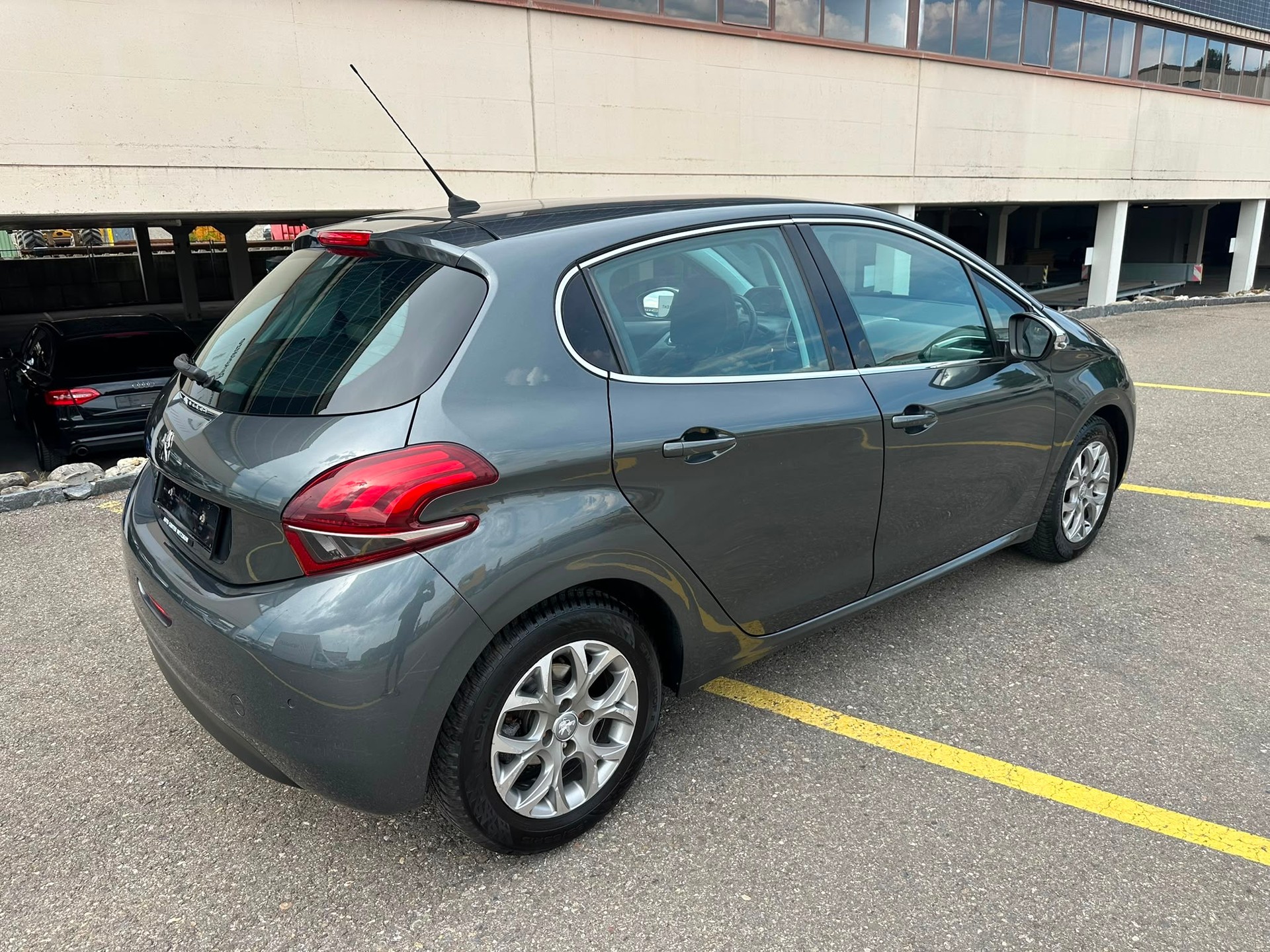 PEUGEOT 208 1.2 PureTech Active EAT6-image-3
