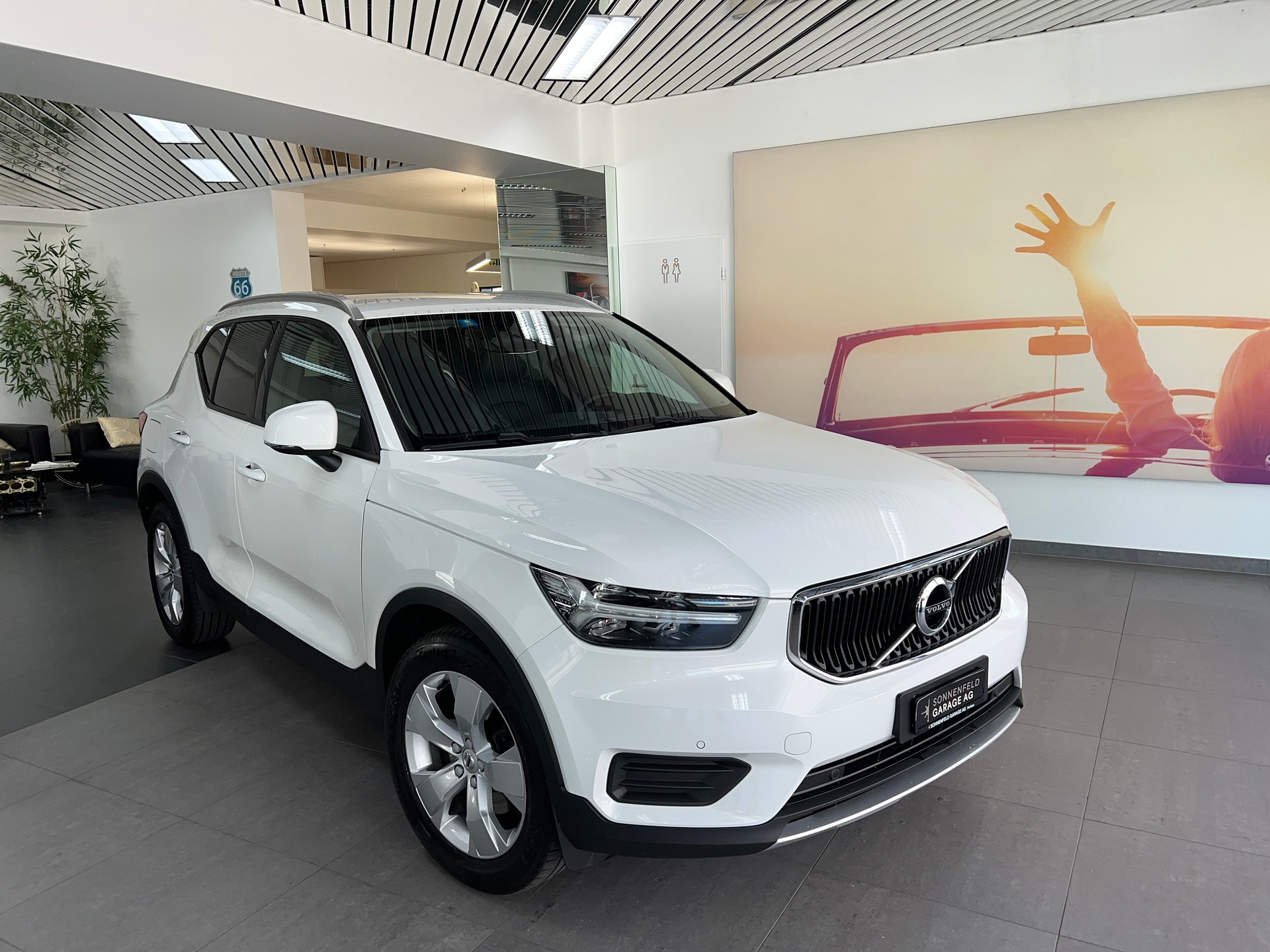 VOLVO XC40 D4 AWD Momentum Geartronic-image-0