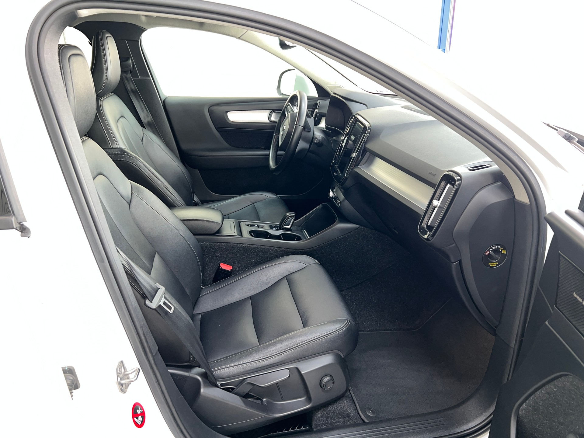 VOLVO XC40 D4 AWD Momentum Geartronic-image-5