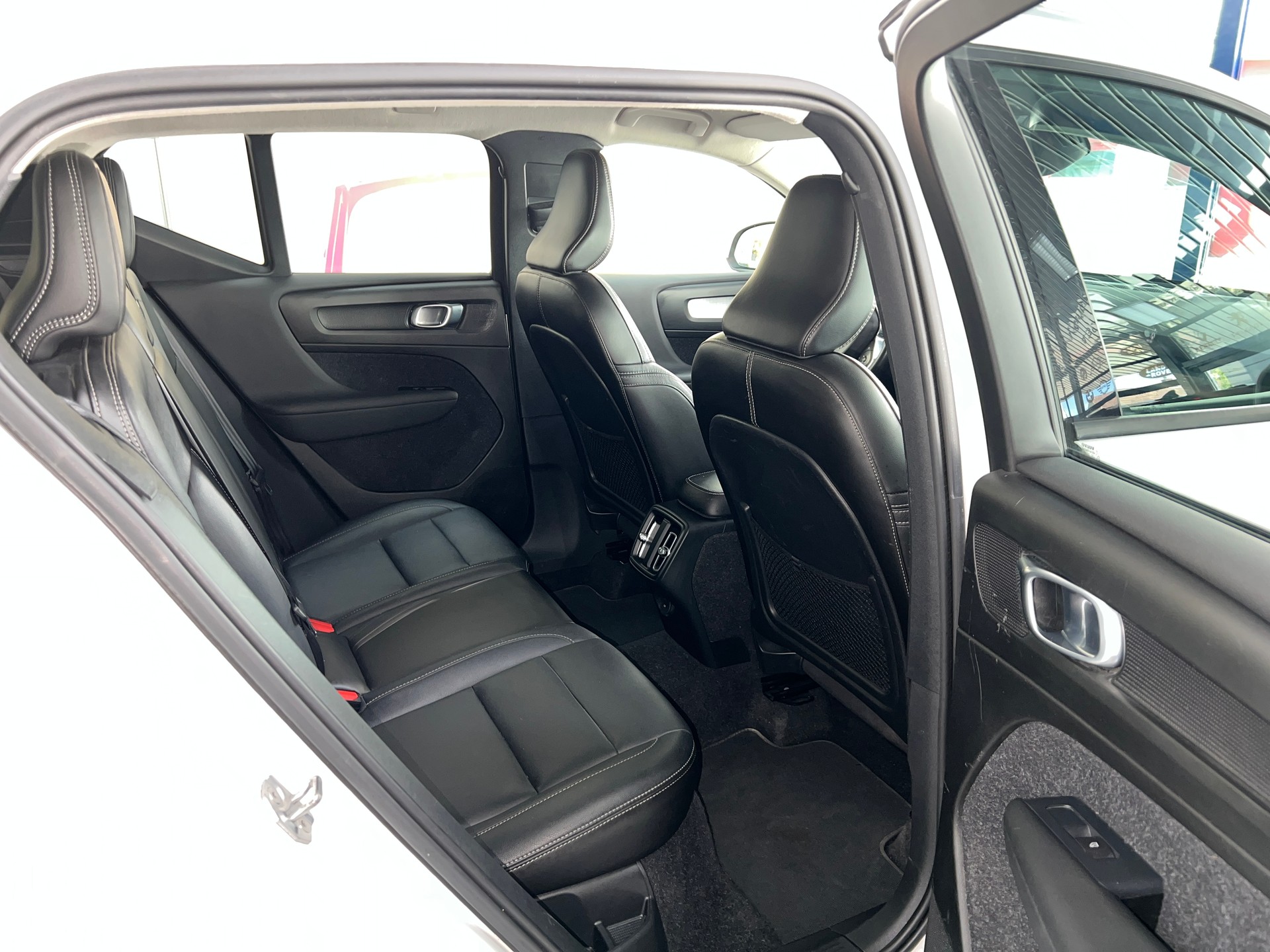 VOLVO XC40 D4 AWD Momentum Geartronic-image-4