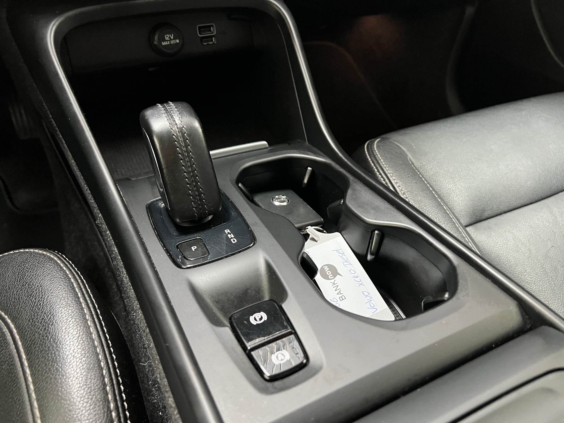 VOLVO XC40 D4 AWD Momentum Geartronic-image-9