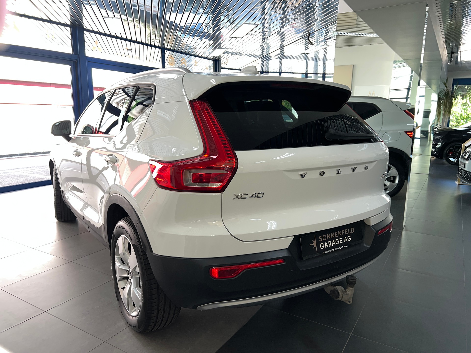 VOLVO XC40 D4 AWD Momentum Geartronic-image-2