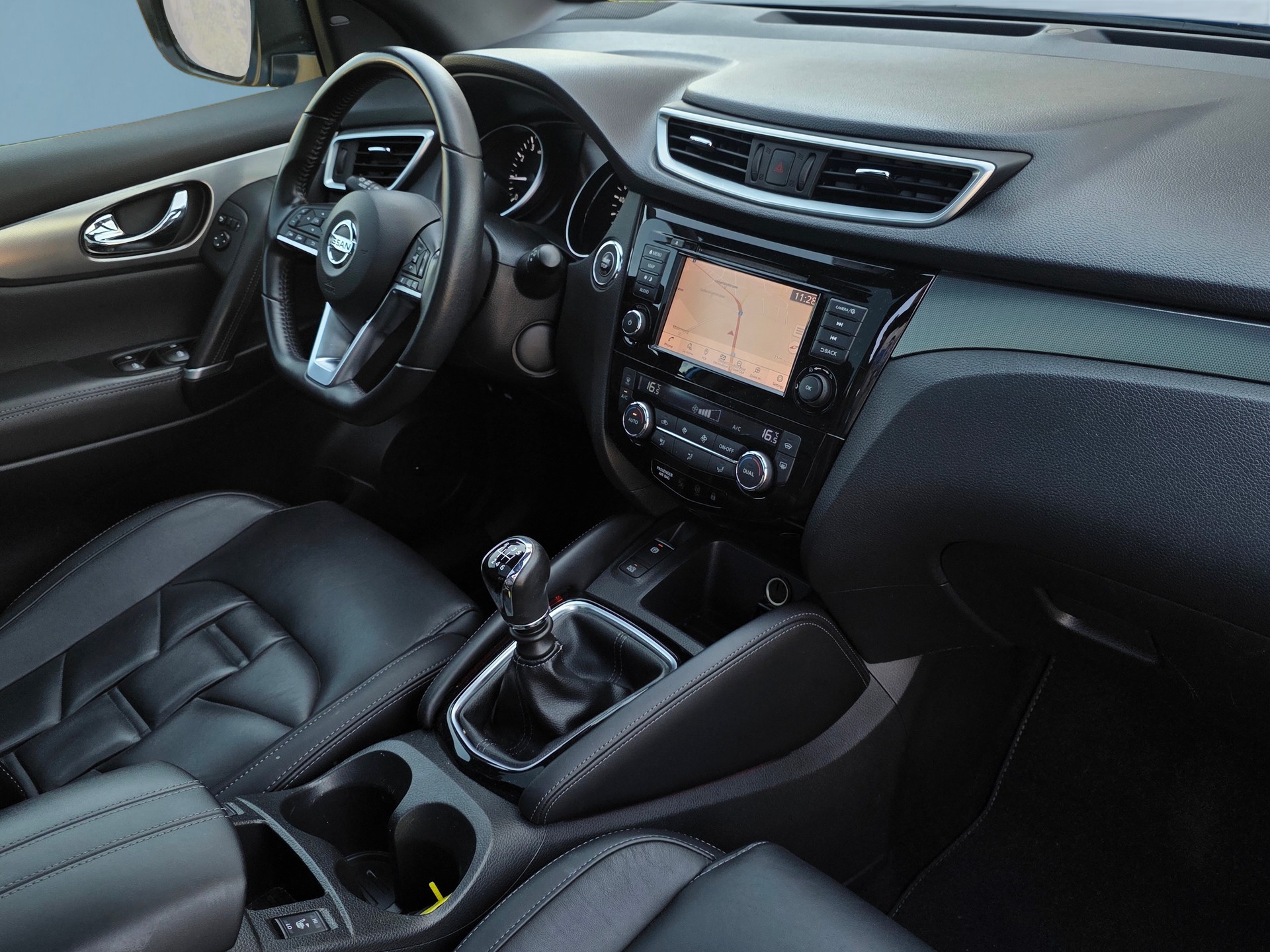 NISSAN Qashqai 1.3 DIG-T MHEV Visia * Vollausstattung * Anhängerkupplung * Panoramadach *-image-21